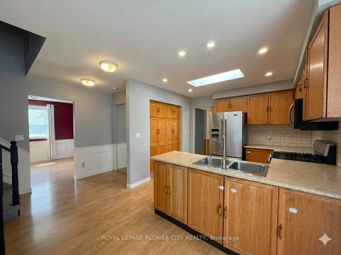 Photo 2 of 5 Pinedale Crescent, Clarington, Courtice — HOMEH