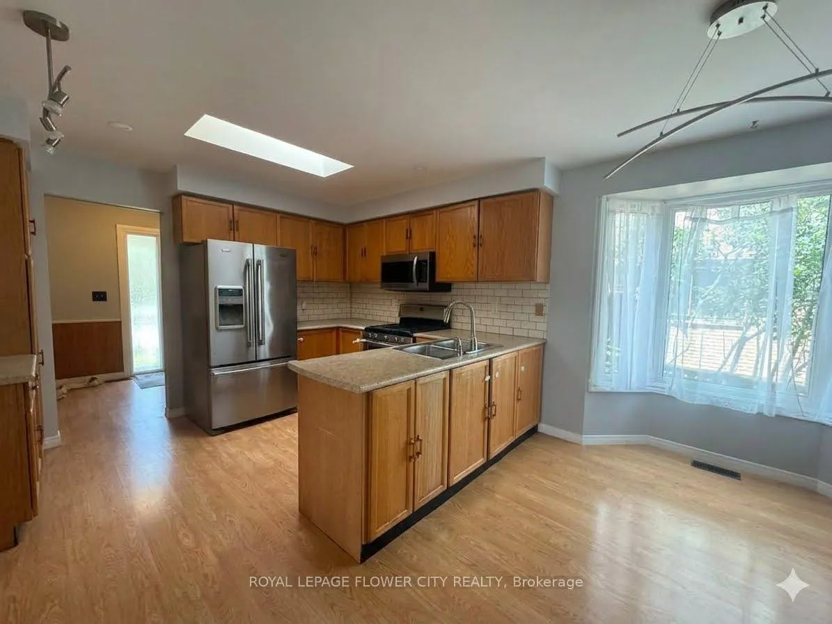 Photo 3 of 5 Pinedale Crescent, Clarington, Courtice — HOMEH