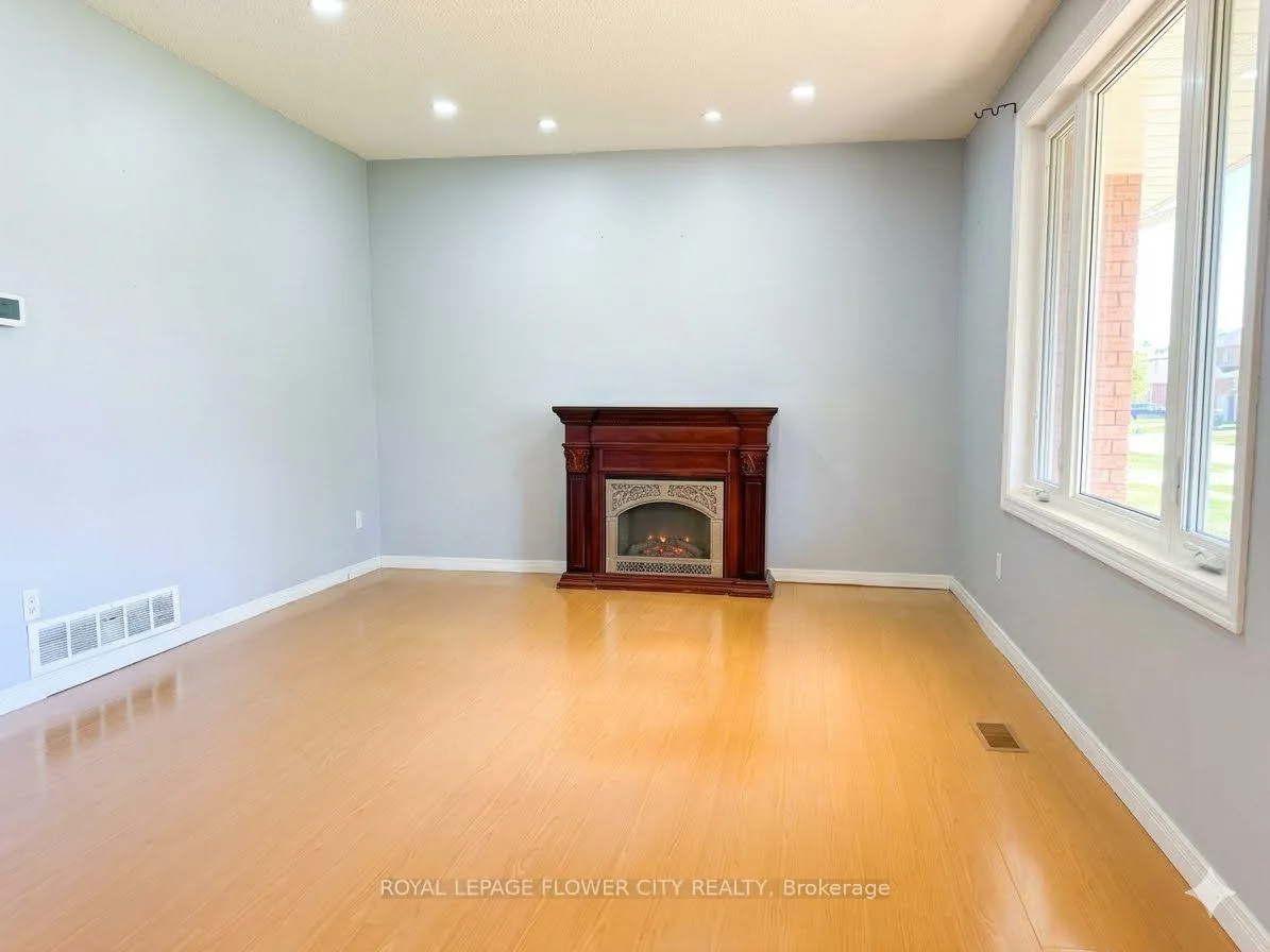Photo 5 of 5 Pinedale Crescent, Clarington, Courtice — HOMEH
