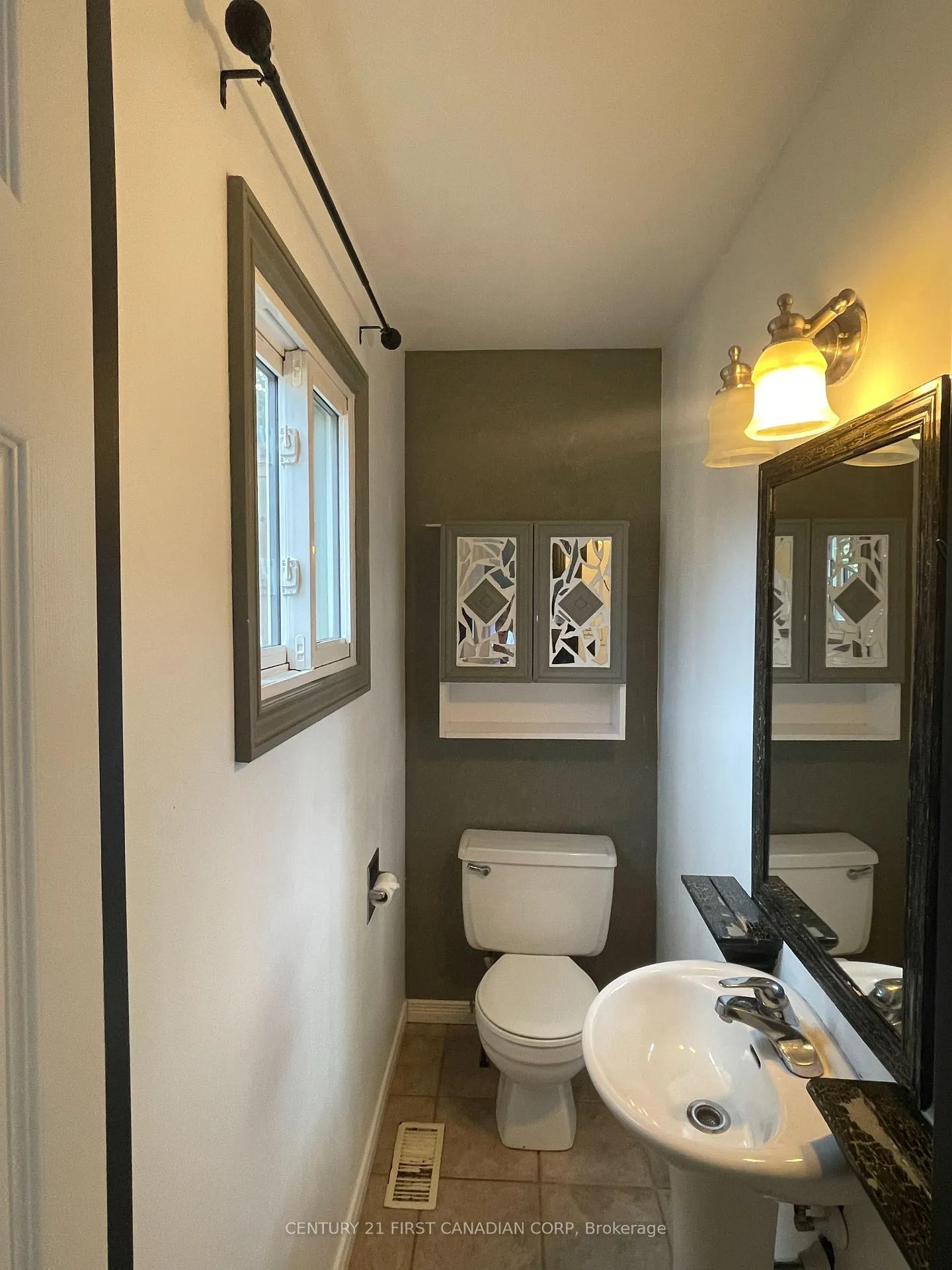 Photo 5 of 124 Ardsley Crescent, London, North I — HOMEH