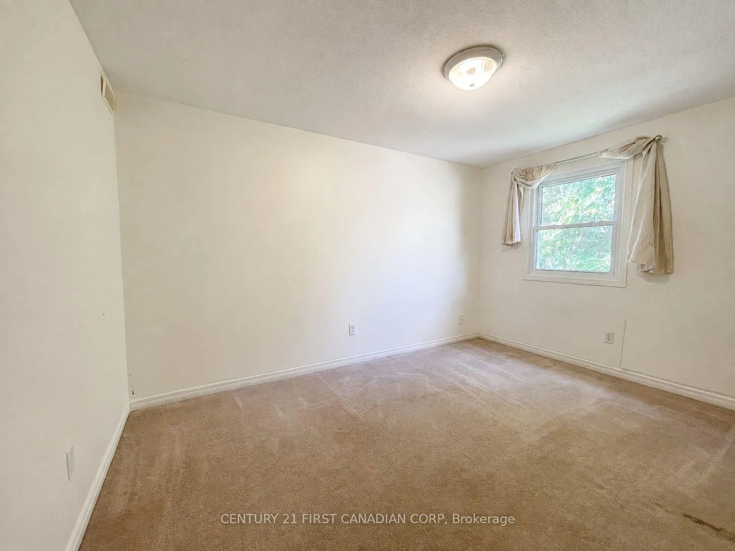 Photo 7 of 124 Ardsley Crescent, London, North I — HOMEH