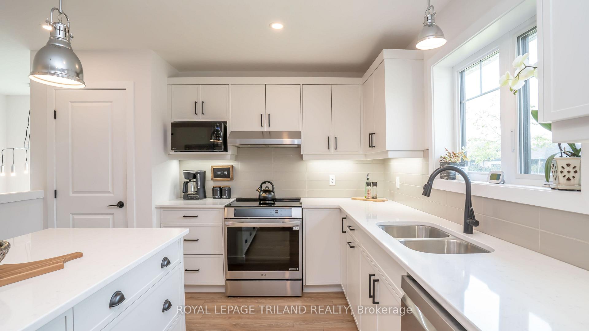 Photo 8 of 138 Renaissance Drive, St. Thomas — HOMEH