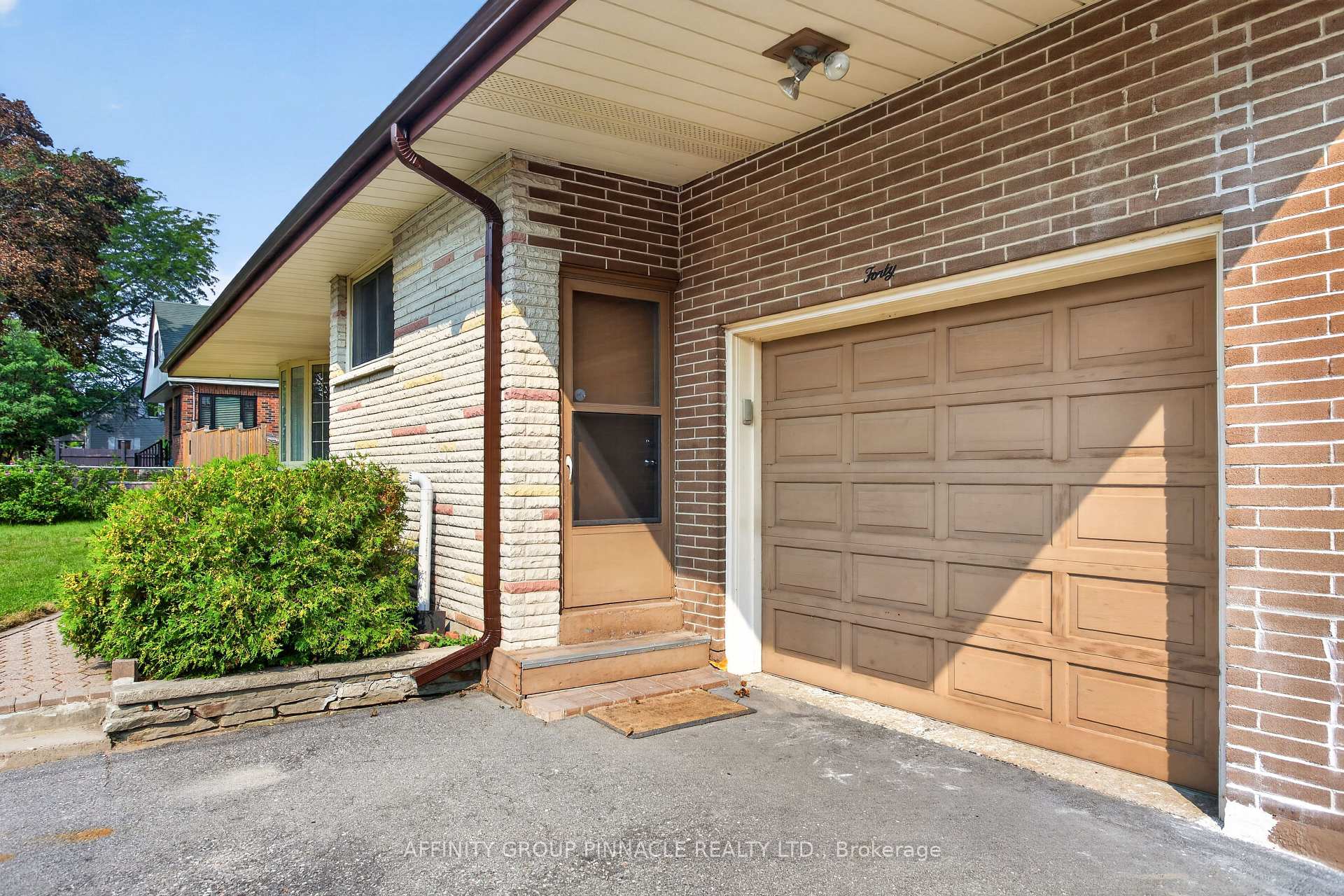 Photo 4 of 40 Switzer Drive, Oshawa, Centennial — HOMEH