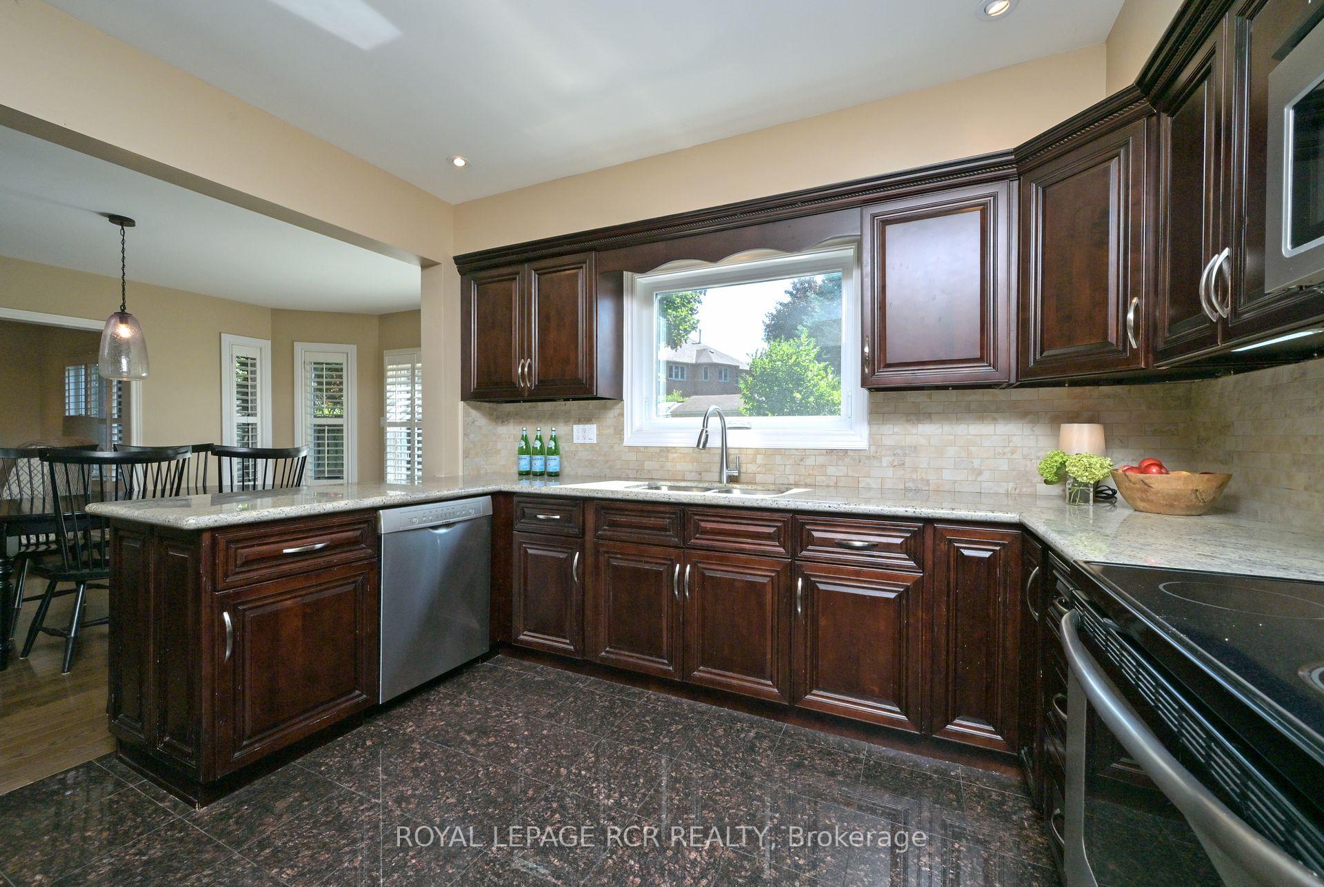 Photo 10 of 908 Schaeffer Outlook, Newmarket, Stonehaven-Wyndham — HOMEH