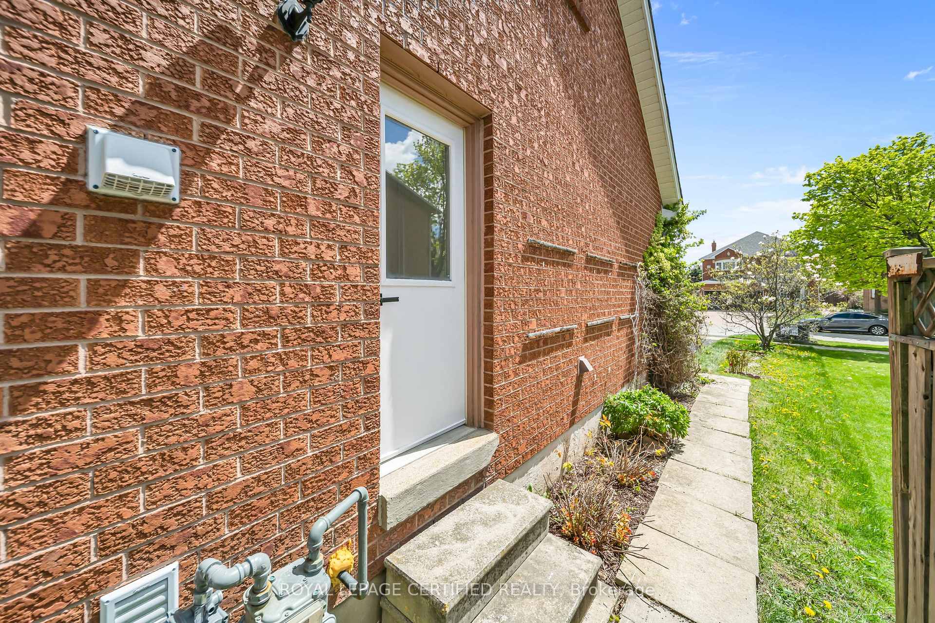 Photo 4 of Unit Lower, 5016 Natkarni Crescent, Mississauga, East Credit — HOMEH