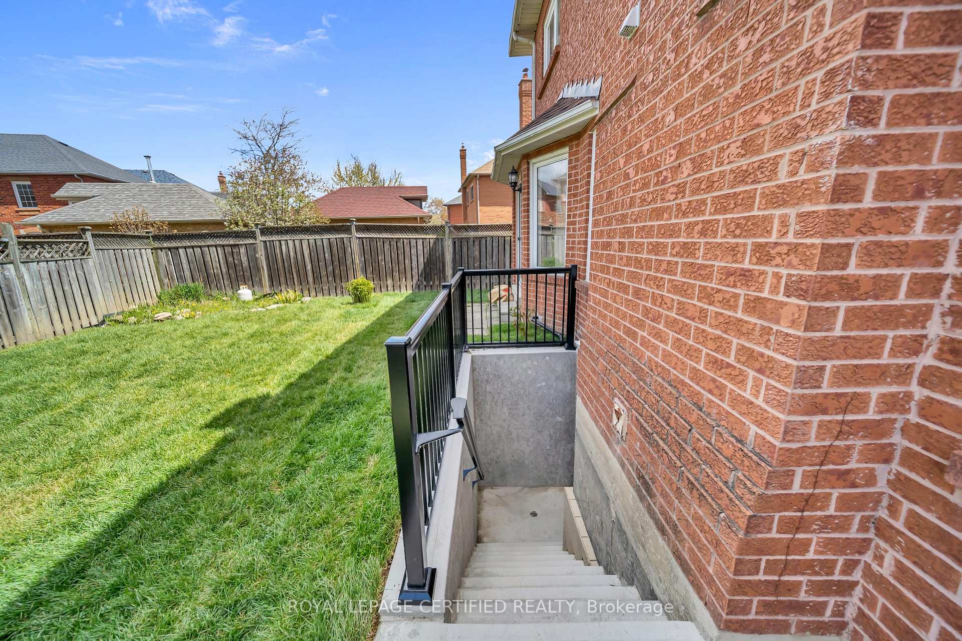 Photo 6 of Unit Lower, 5016 Natkarni Crescent, Mississauga, East Credit — HOMEH