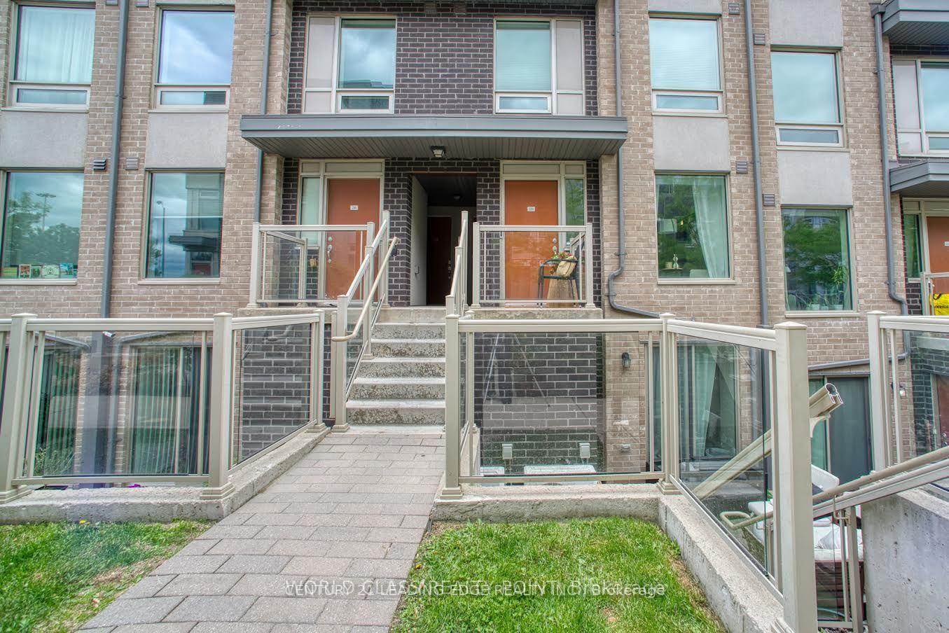 Front of Unit 221, 7 Applewood Lane E