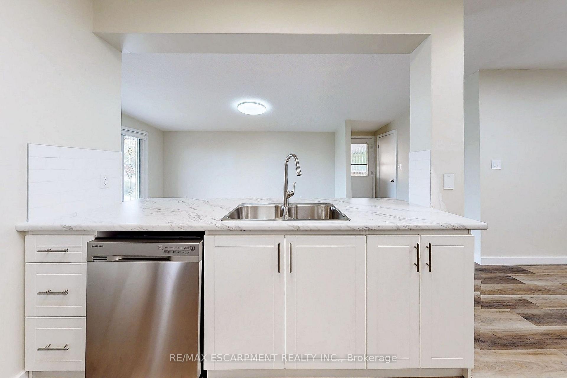 Photo 9 of Unit UPPER, 65 Fielding Crescent, Hamilton, Lawfield — HOMEH