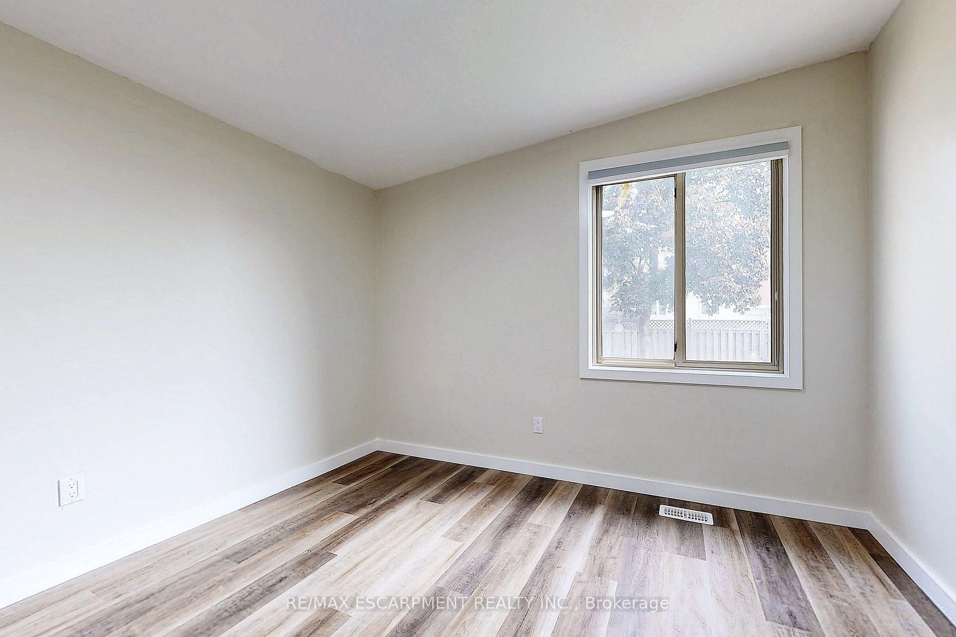 Photo 12 of Unit UPPER, 65 Fielding Crescent, Hamilton, Lawfield — HOMEH