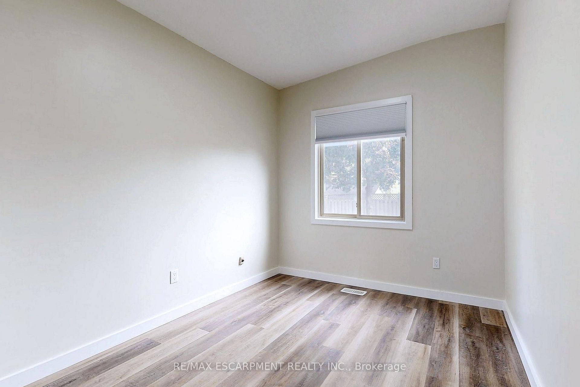 Photo 15 of Unit UPPER, 65 Fielding Crescent, Hamilton, Lawfield — HOMEH