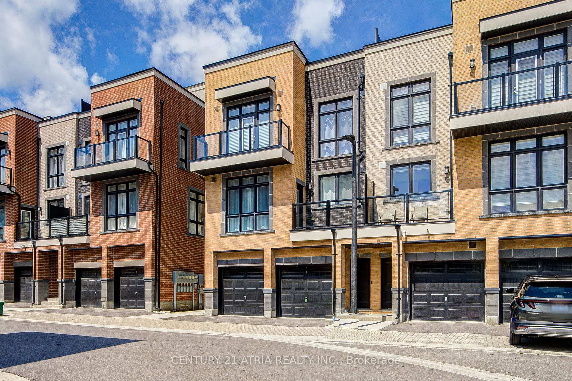 Photo 1 of Unit 18, 1 Bond Crescent, Richmond Hill, Oak Ridges — HOMEH
