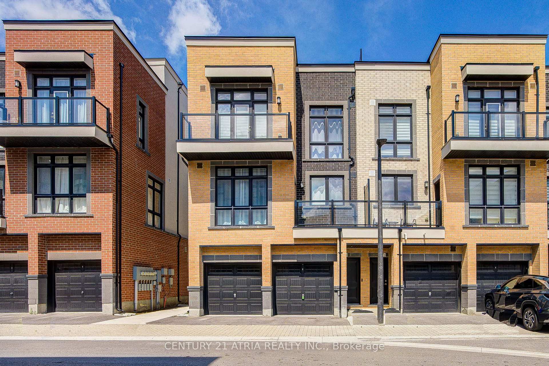 Photo 2 of Unit 18, 1 Bond Crescent, Richmond Hill, Oak Ridges — HOMEH