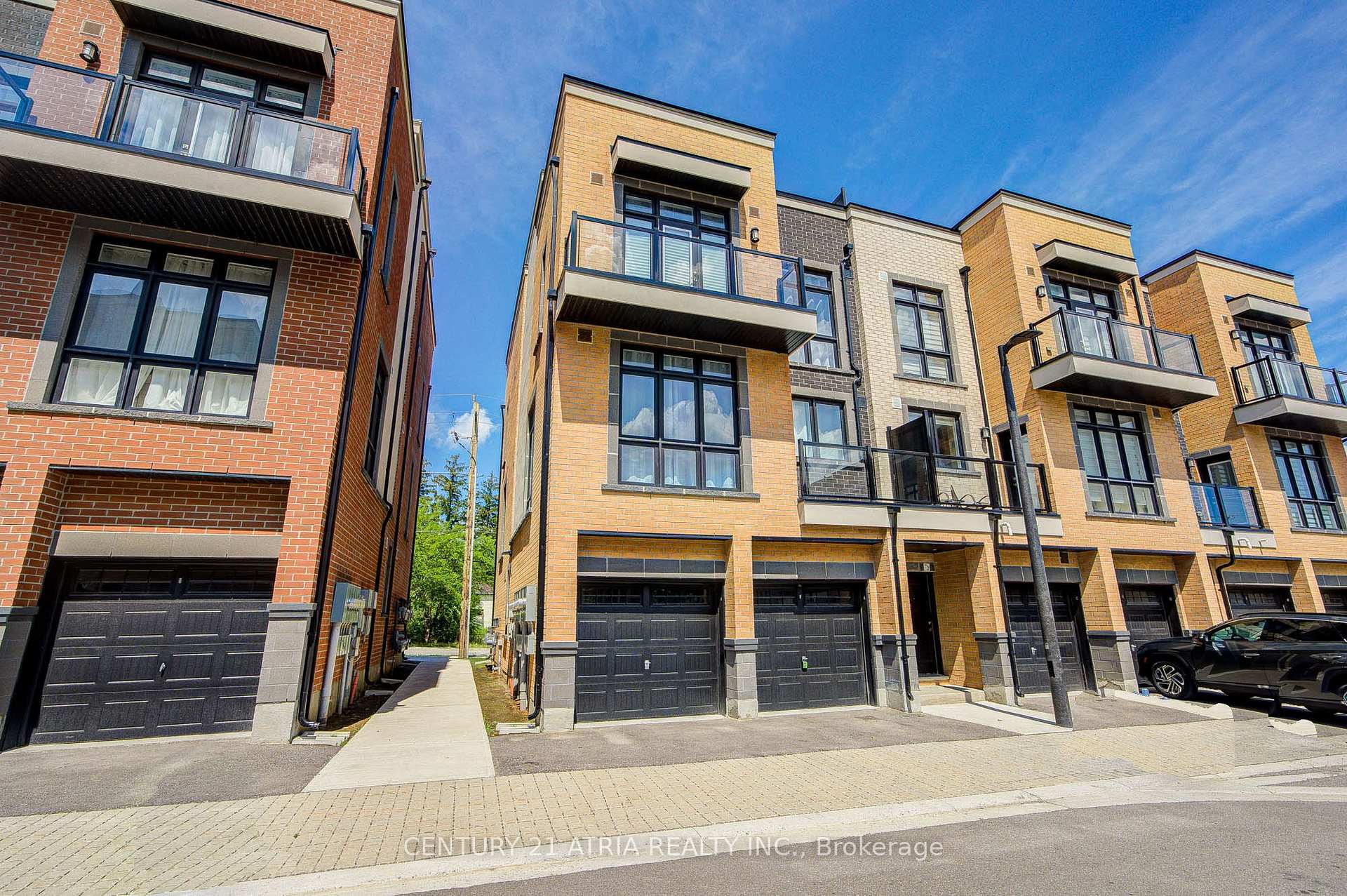 Photo 3 of Unit 18, 1 Bond Crescent, Richmond Hill, Oak Ridges — HOMEH