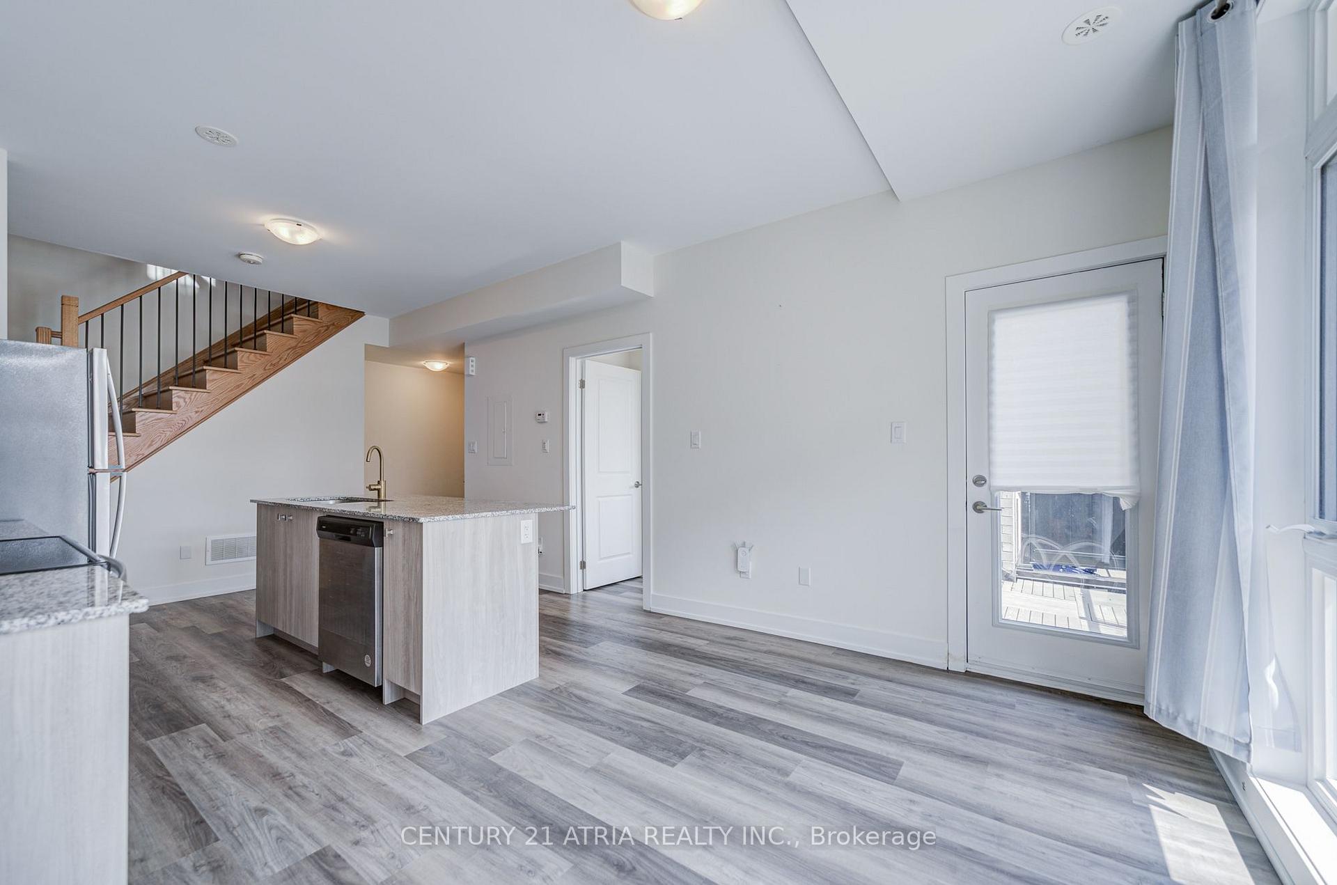 Photo 16 of Unit 18, 1 Bond Crescent, Richmond Hill, Oak Ridges — HOMEH