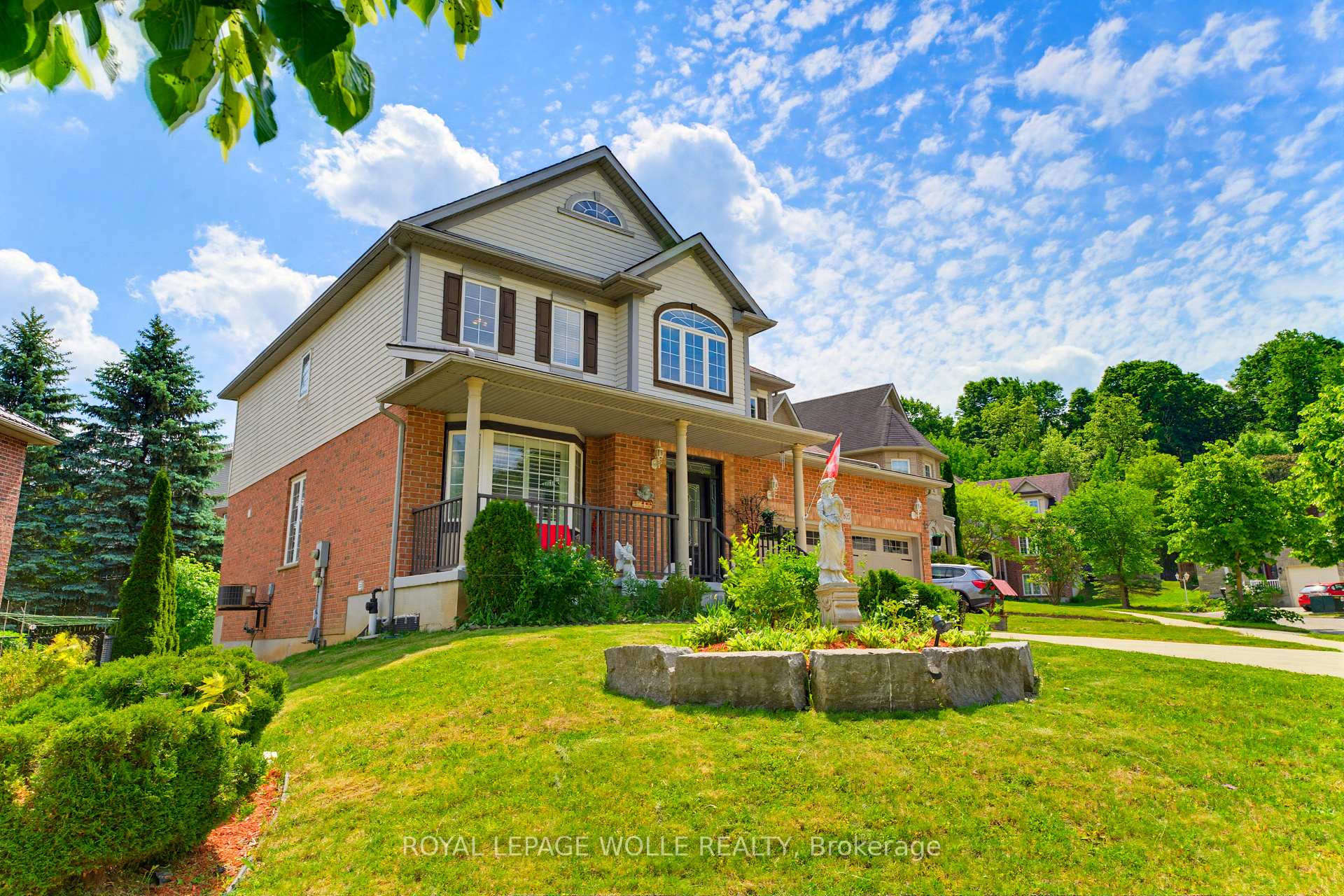 Photo 4 of 805 Munich Circle, Waterloo, Clair Hills — HOMEH