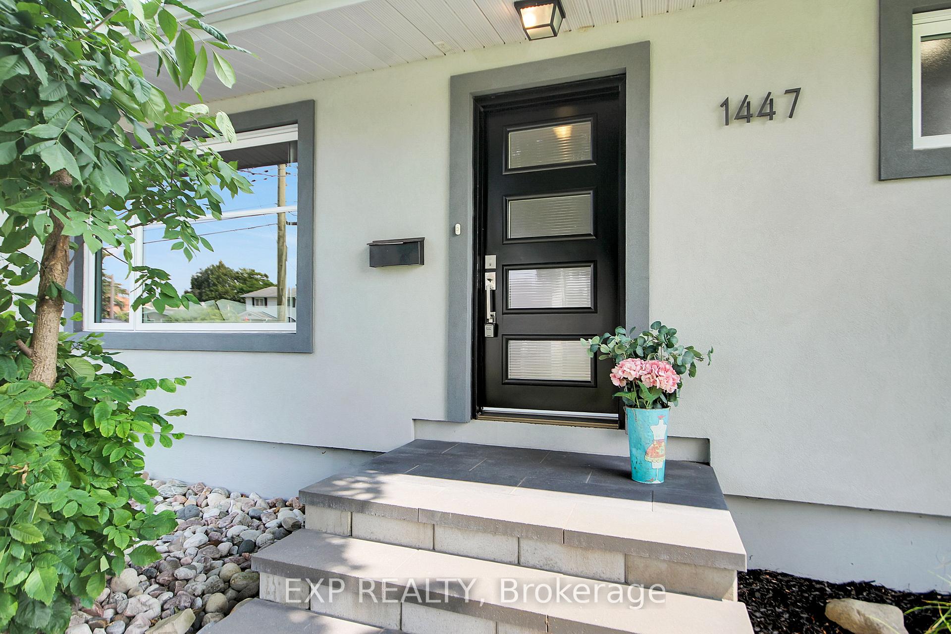 Photo 2 of 1447 Maxime Street, Ottawa, Pineview — HOMEH
