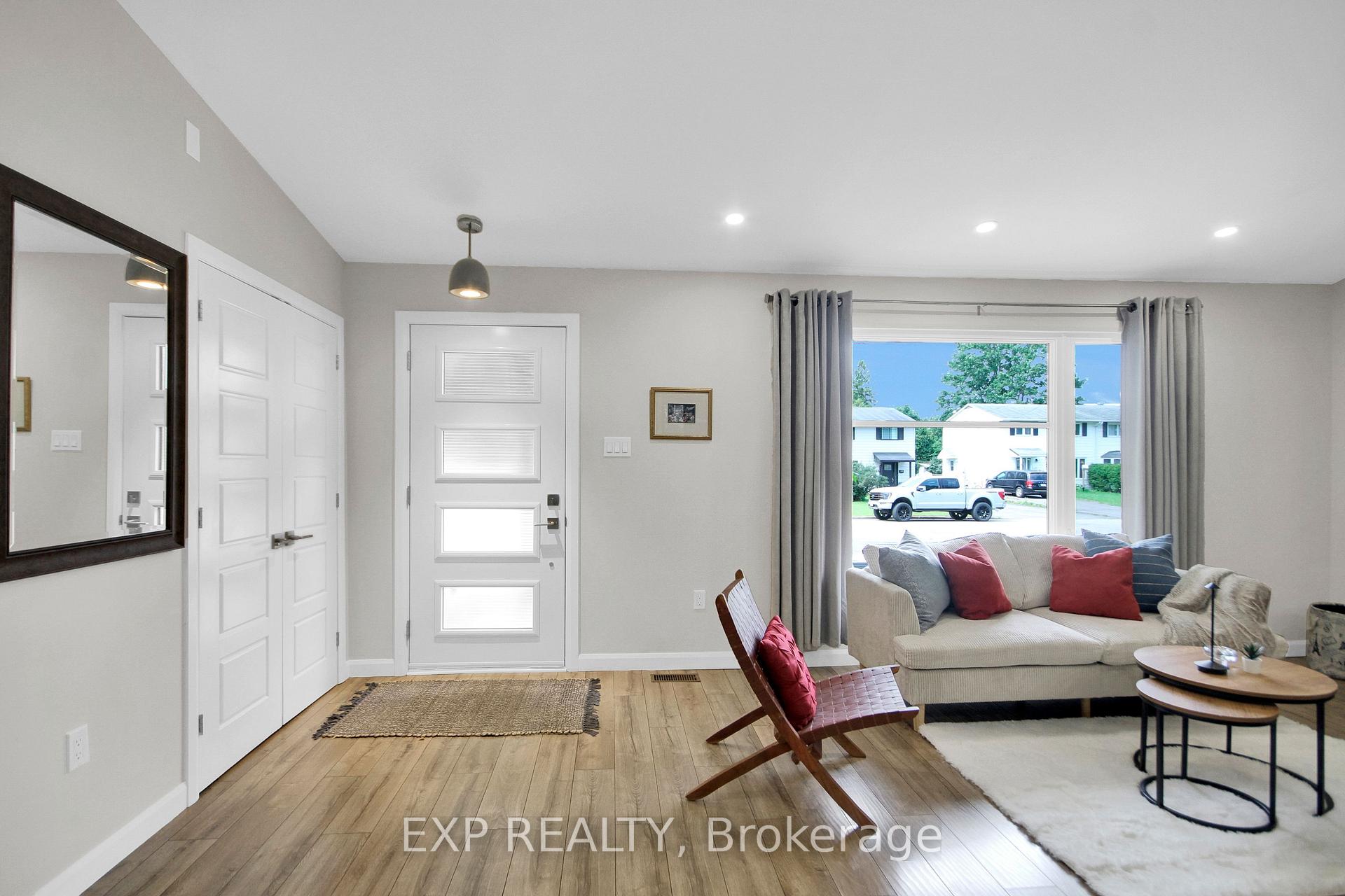 Photo 3 of 1447 Maxime Street, Ottawa, Pineview — HOMEH