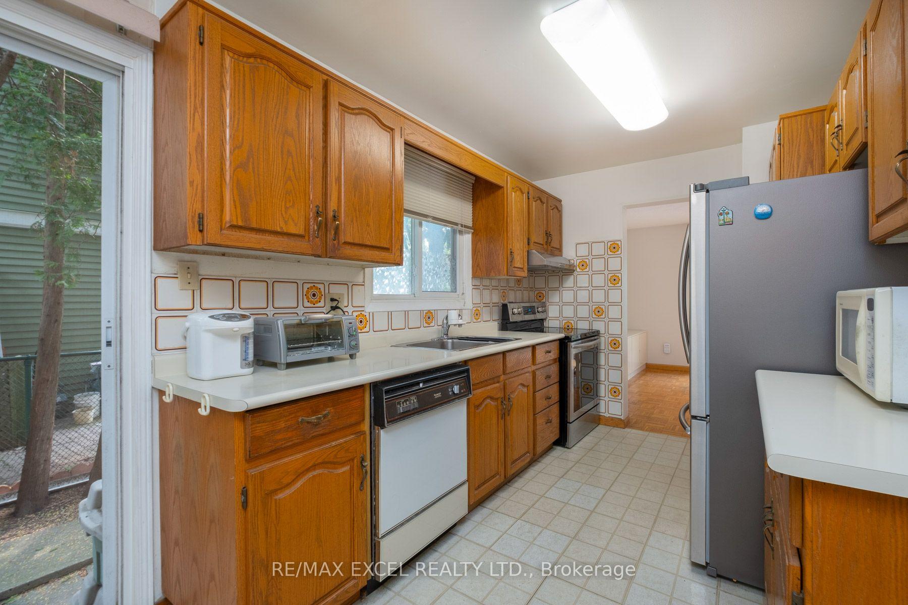 Photo 13 of 68 Applegate Crescent, North York, Hillcrest Village — HOMEH