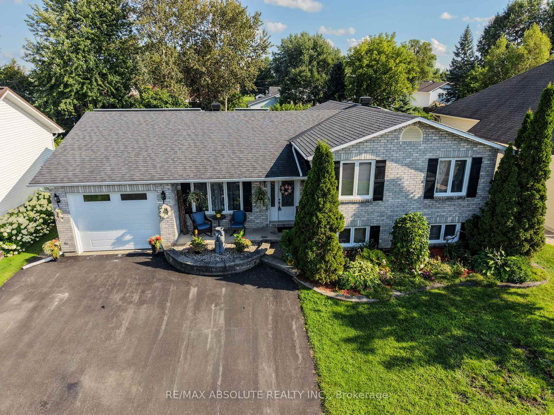 Photo 5 of 54 Albert Street, Russell, Embrun — HOMEH