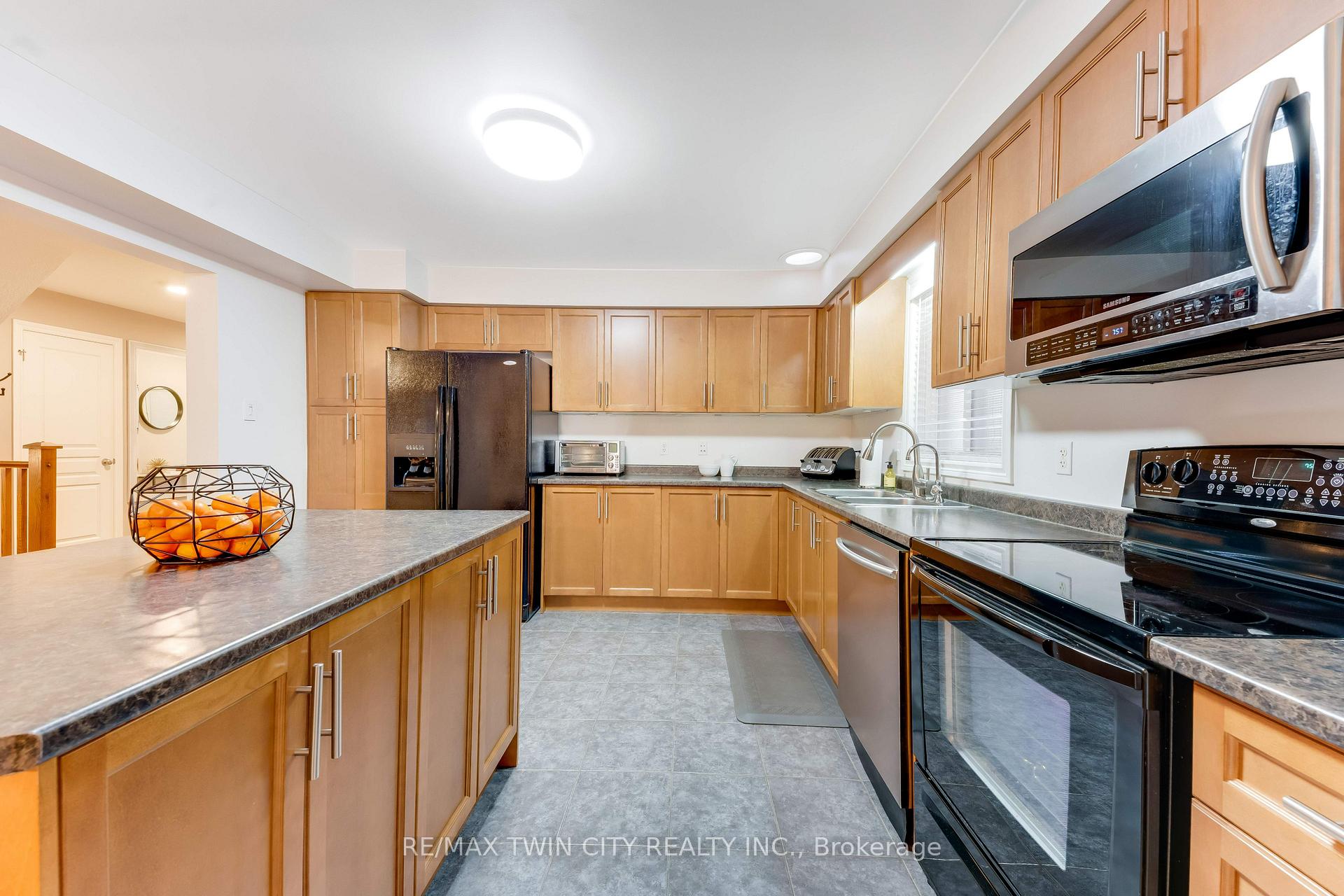 Photo 10 of 143 Riehm Street, Kitchener, Laurentian Hills/Country Hills W — HOMEH