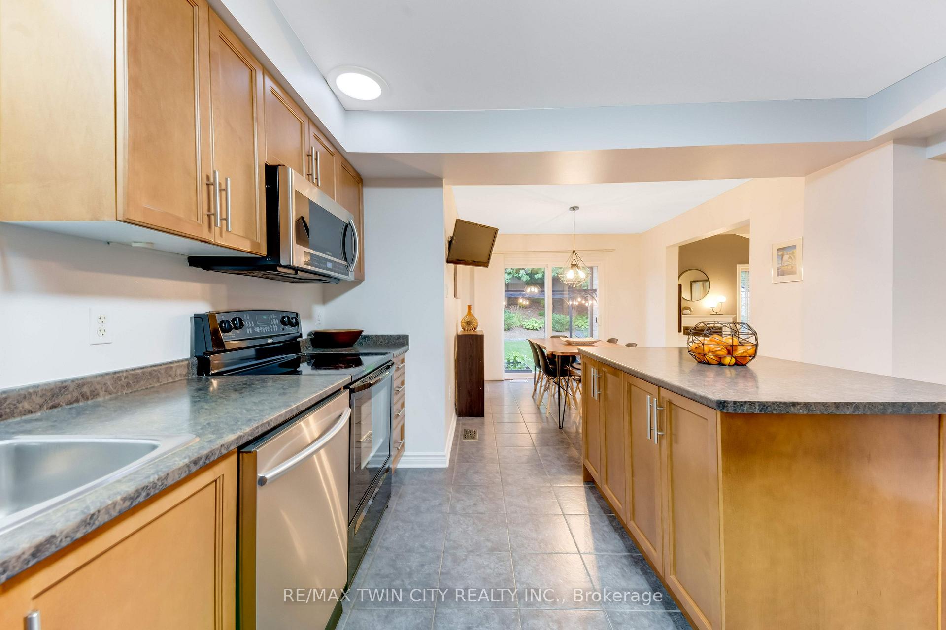 Photo 11 of 143 Riehm Street, Kitchener, Laurentian Hills/Country Hills W — HOMEH