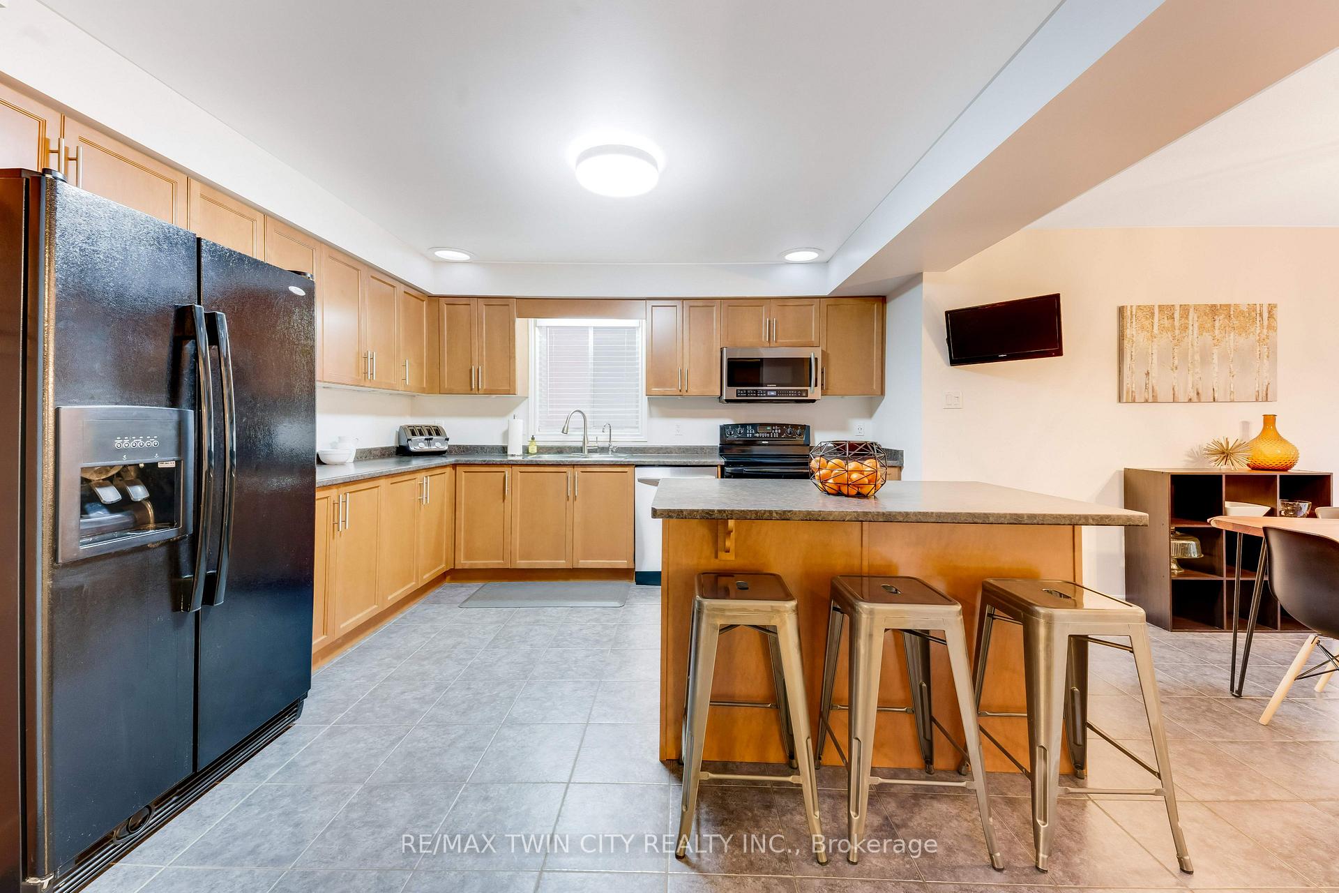 Photo 13 of 143 Riehm Street, Kitchener, Laurentian Hills/Country Hills W — HOMEH
