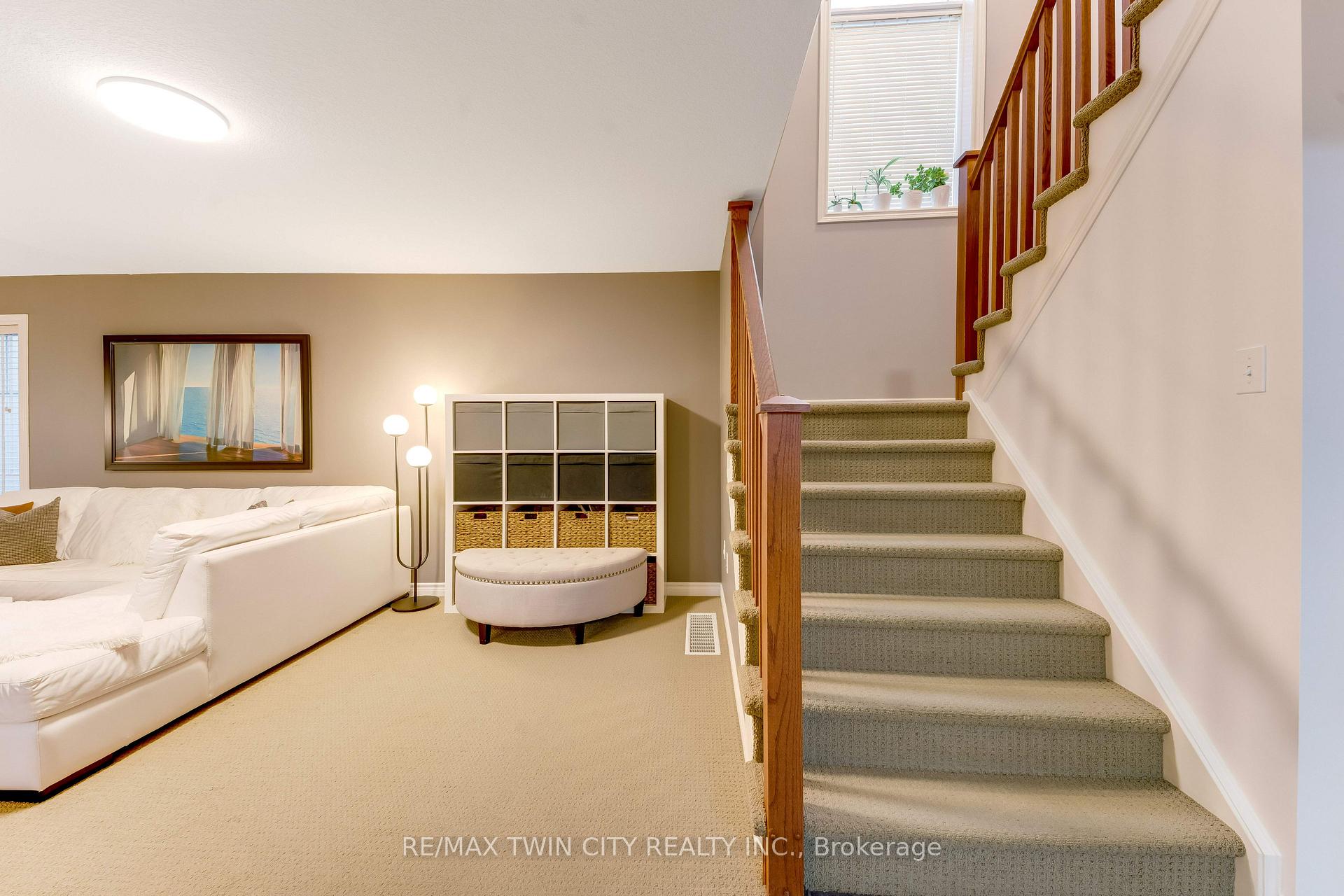 Photo 14 of 143 Riehm Street, Kitchener, Laurentian Hills/Country Hills W — HOMEH