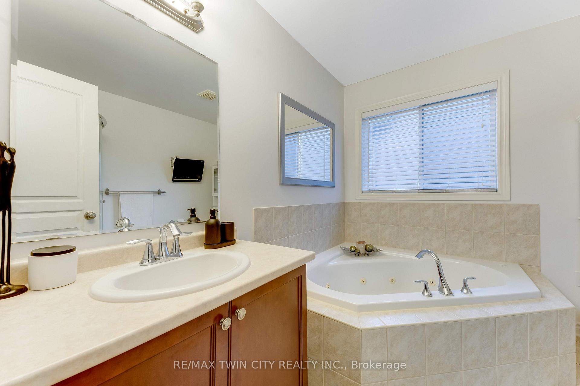 Photo 20 of 143 Riehm Street, Kitchener, Laurentian Hills/Country Hills W — HOMEH