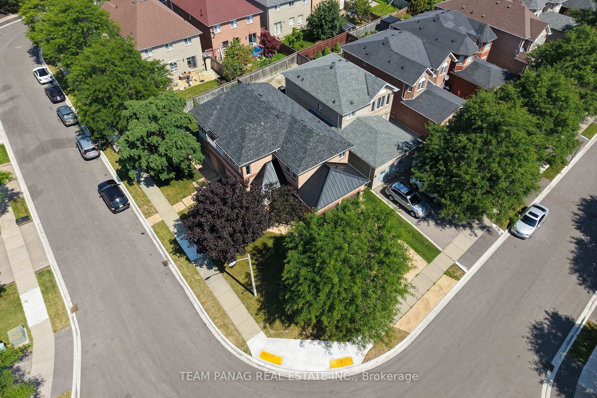 Photo 4 of 51 Pebblestone Circle, Brampton, Brampton West — HOMEH