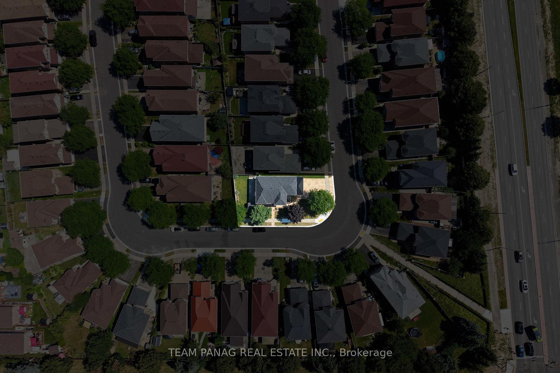 Photo 5 of 51 Pebblestone Circle, Brampton, Brampton West — HOMEH