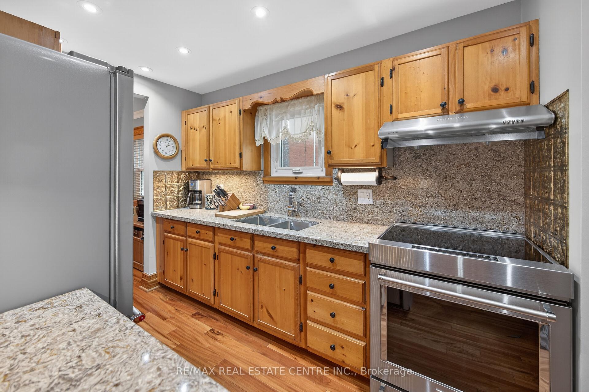Photo 18 of 3 Second Street S, Hamilton, Stoney Creek — HOMEH