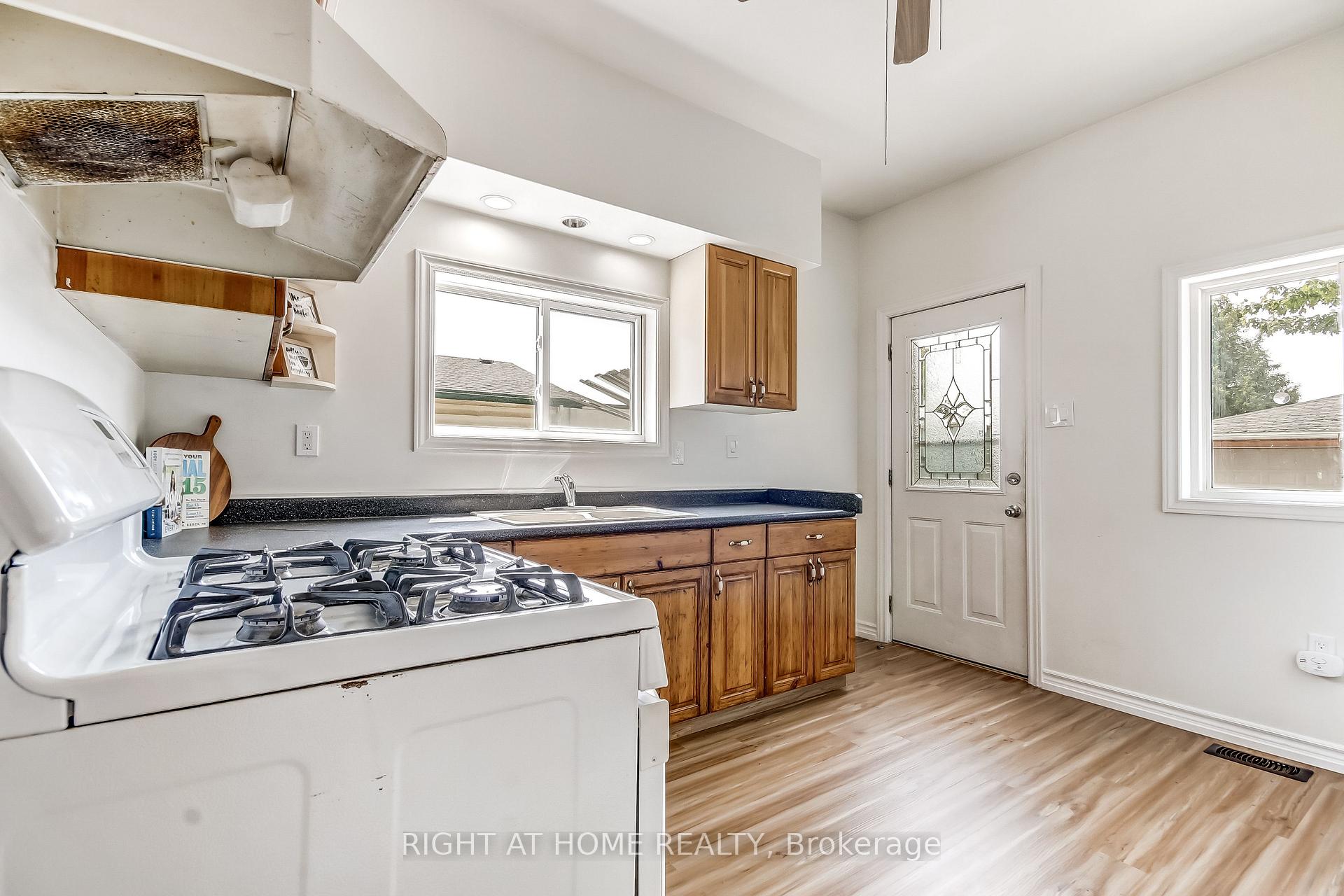 Photo 11 of 515 Third Street, London, East H — HOMEH
