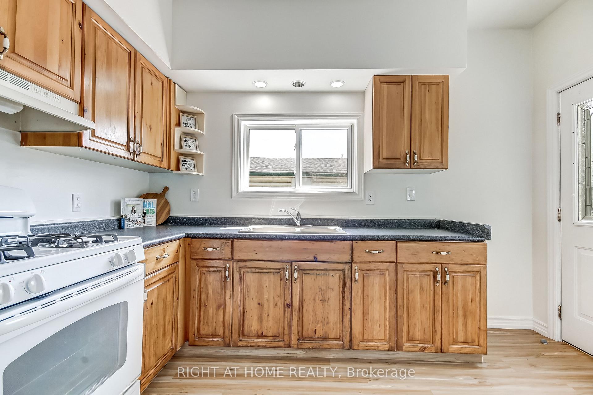 Photo 12 of 515 Third Street, London, East H — HOMEH