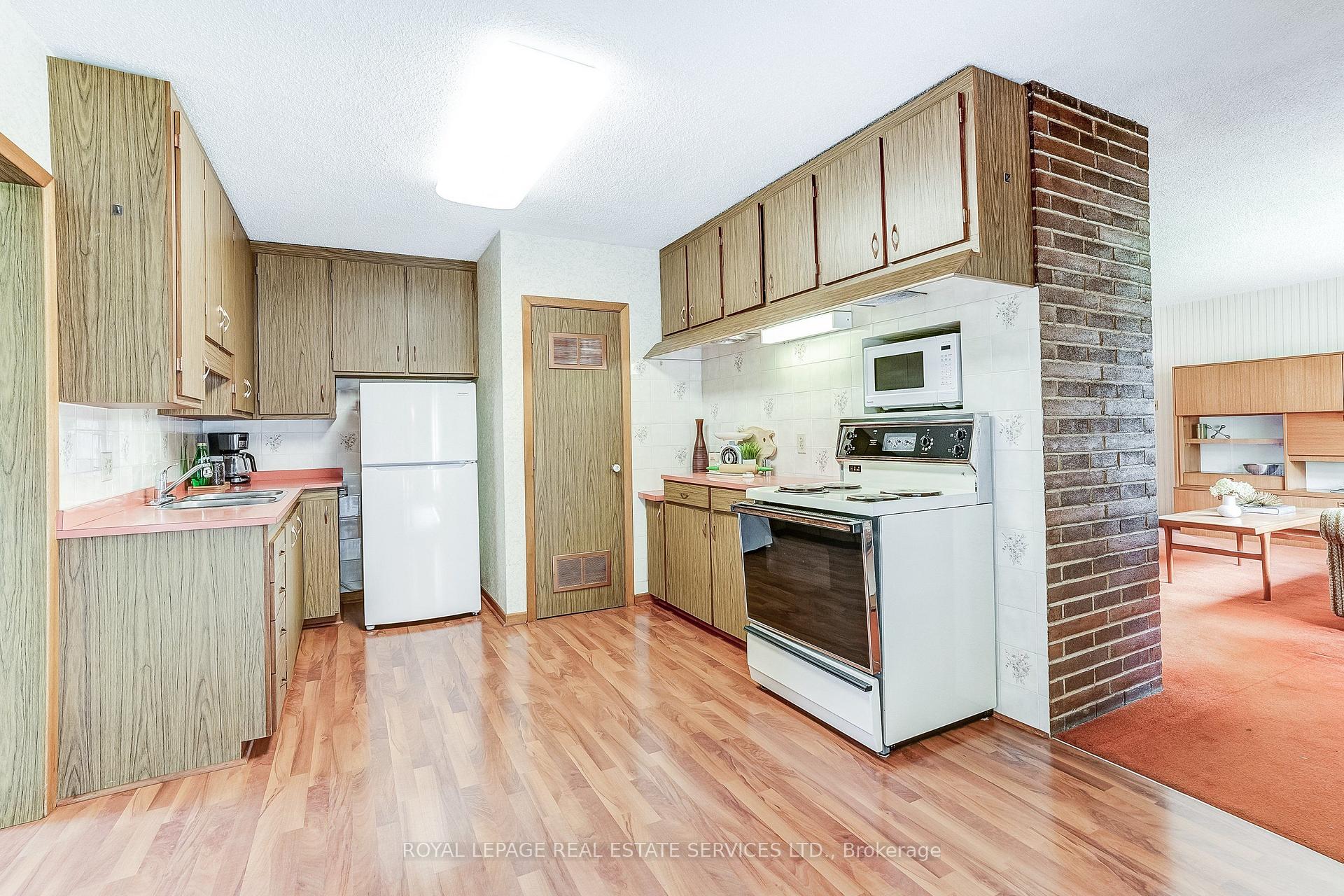 Photo 8 of 4 Sora Drive, Mississauga, Streetsville — HOMEH