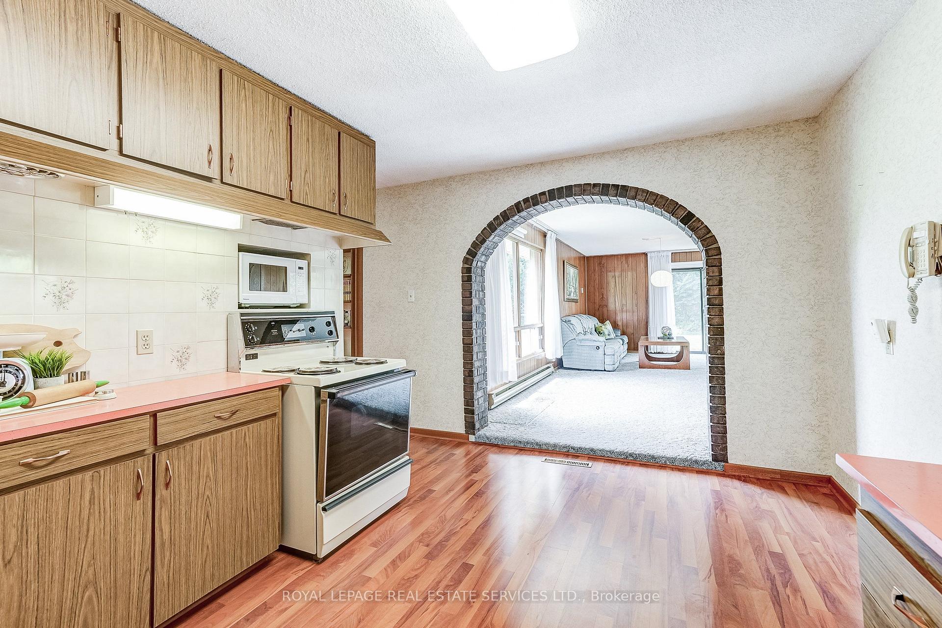 Photo 11 of 4 Sora Drive, Mississauga, Streetsville — HOMEH