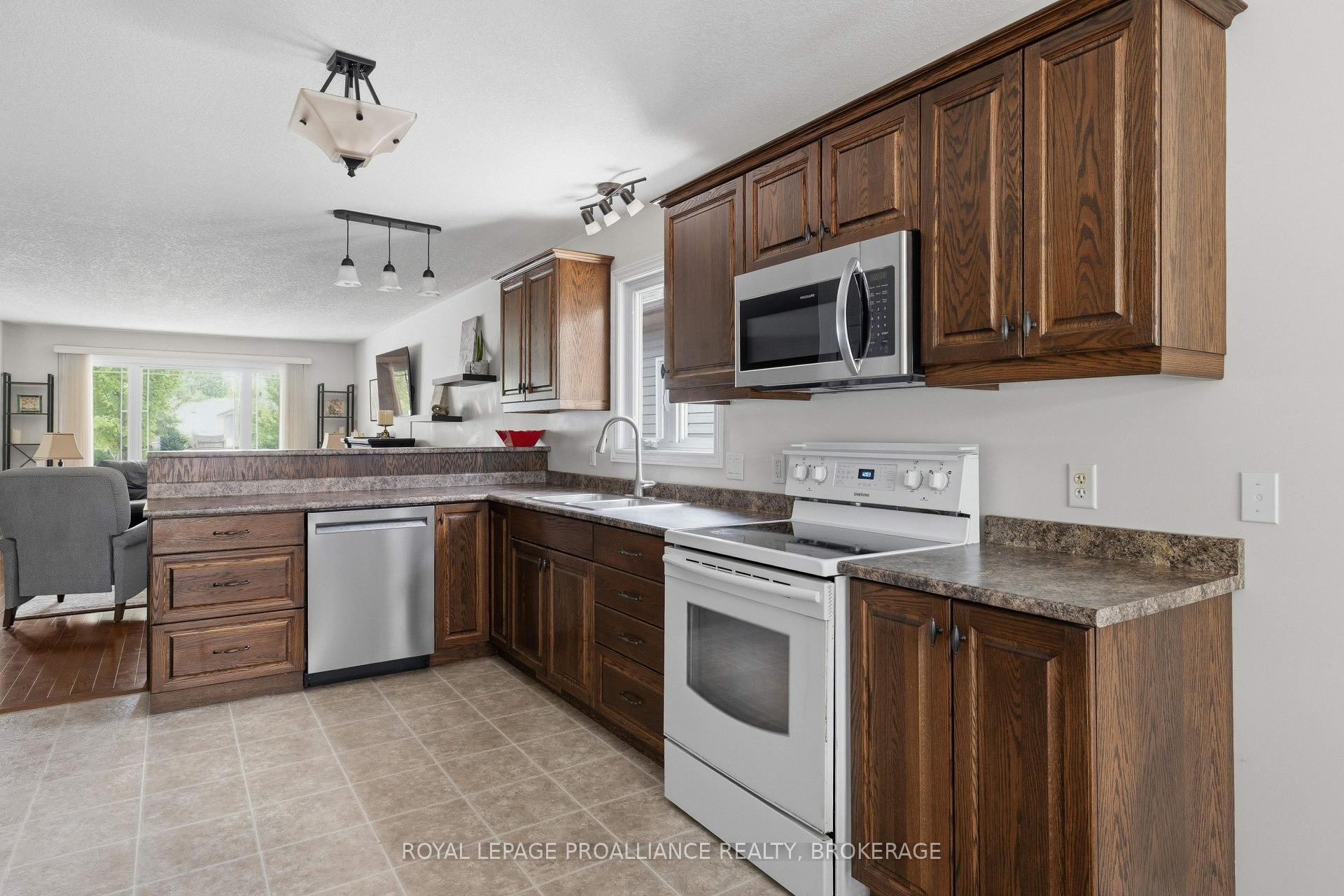 Photo 15 of 1094 Crossfield Avenue, Kingston, City Northwest — HOMEH