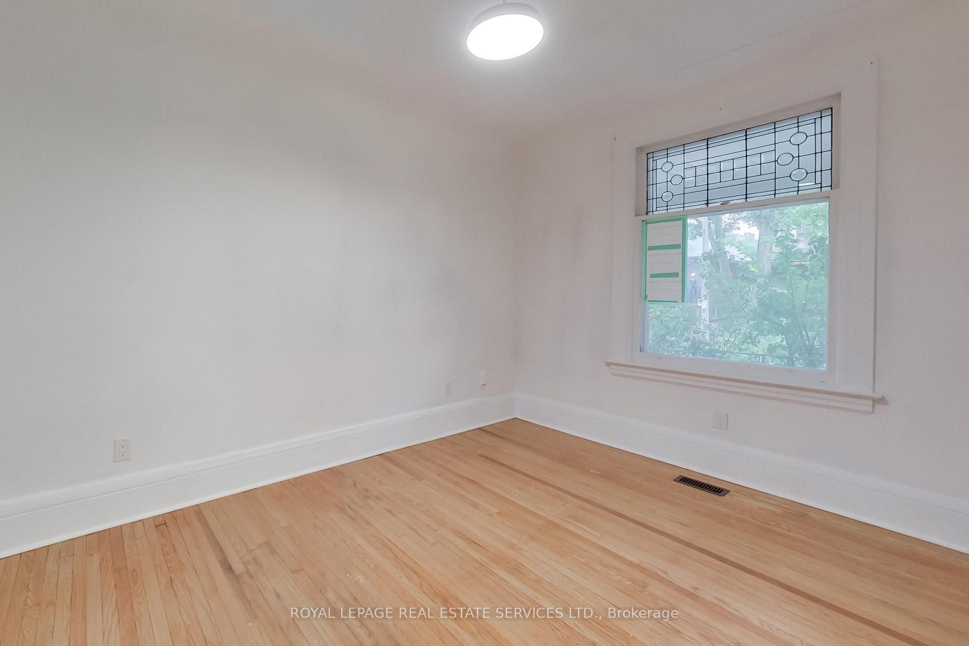 Photo 7 of Unit Upper, 218 Montrose Avenue, Toronto, Palmerston-Little Italy — HOMEH