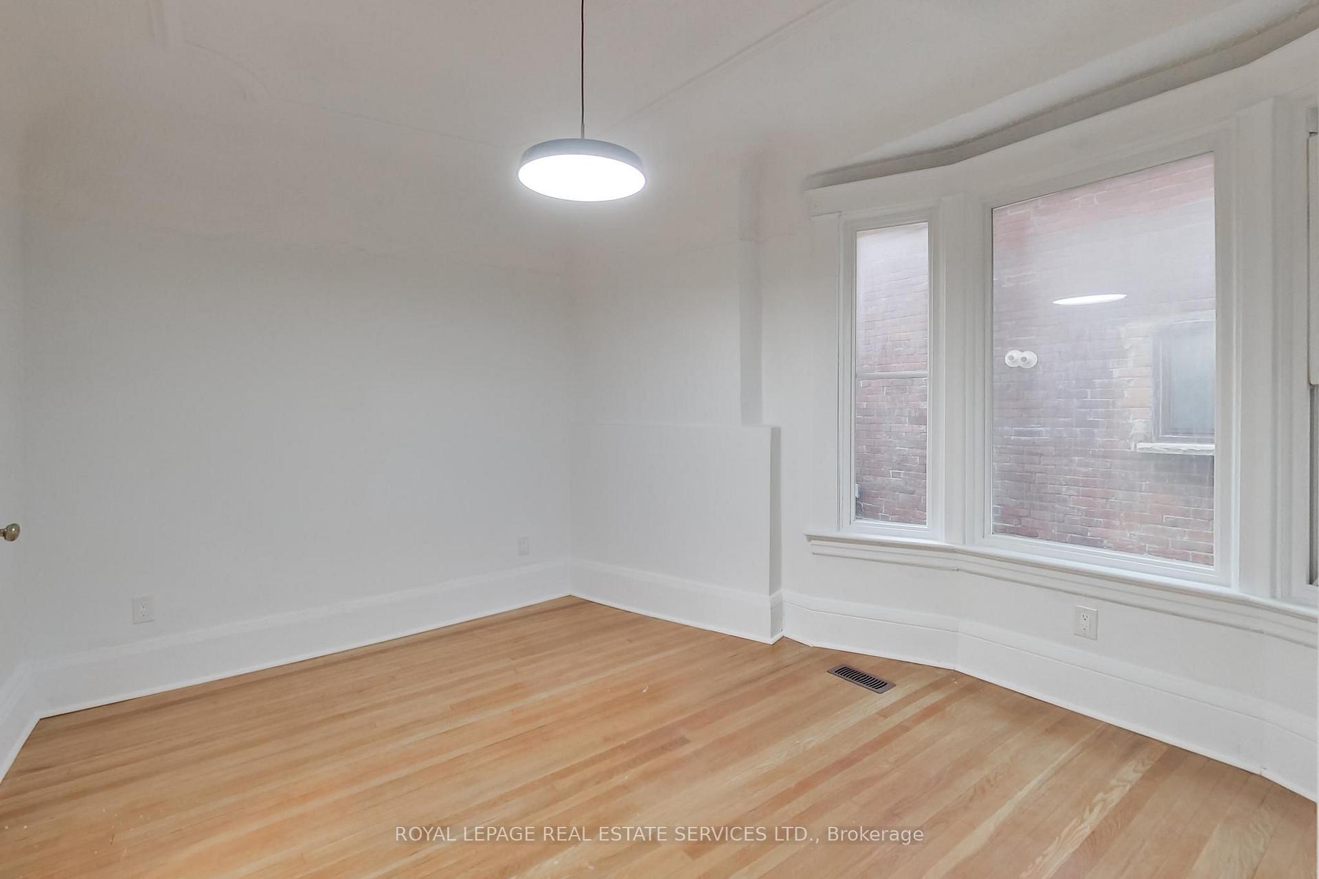 Photo 12 of Unit Upper, 218 Montrose Avenue, Toronto, Palmerston-Little Italy — HOMEH