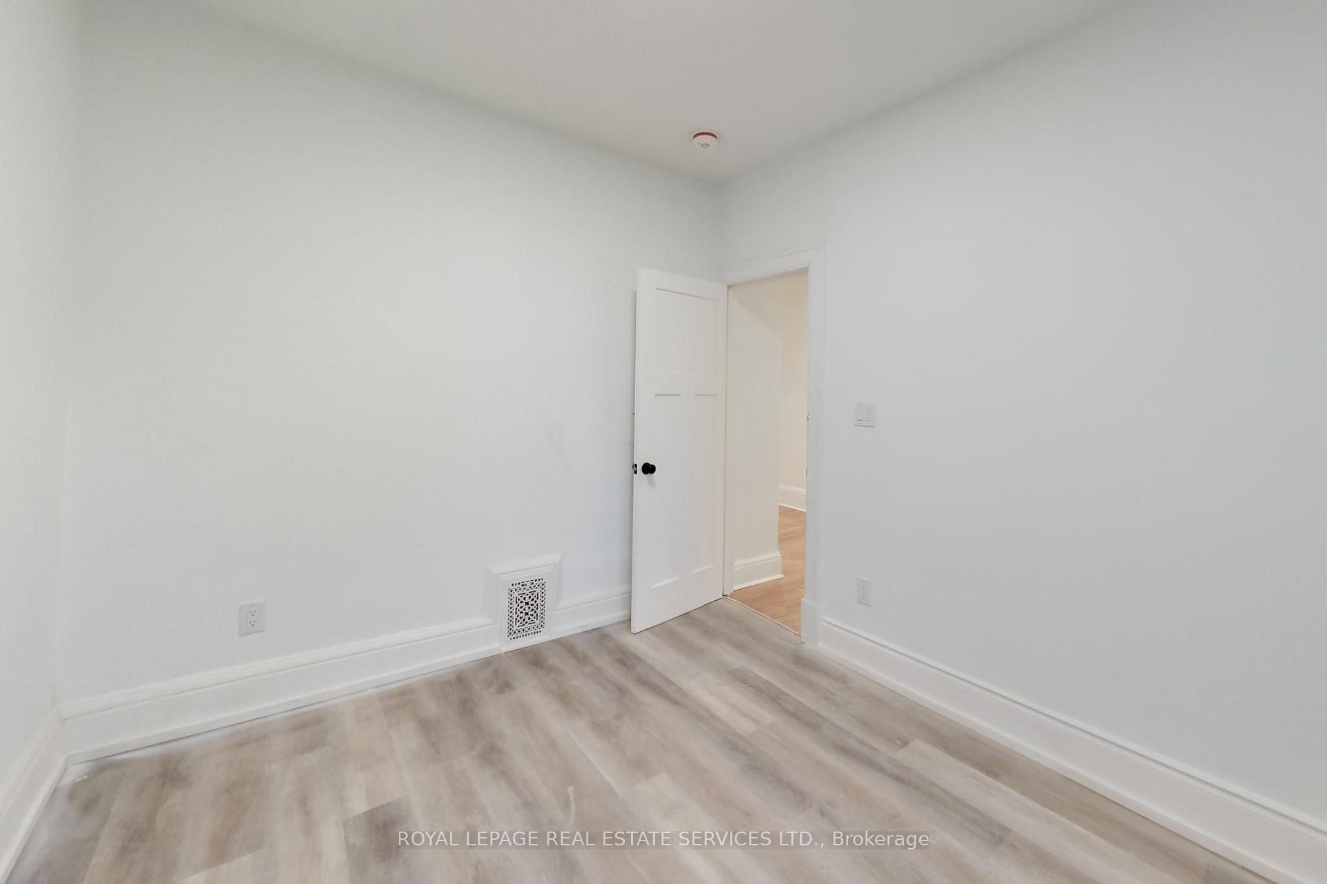 Photo 37 of Unit Upper, 218 Montrose Avenue, Toronto, Palmerston-Little Italy — HOMEH