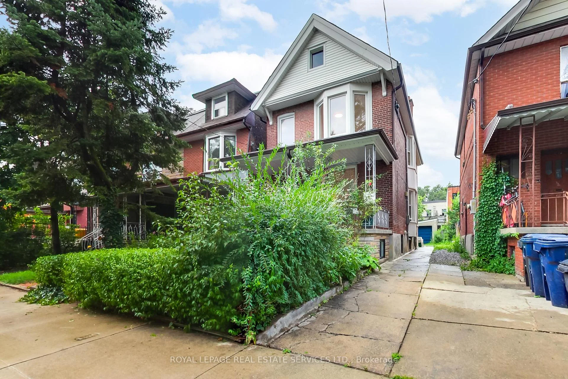 Photo 3 of Unit Upper, 218 Montrose Avenue, Toronto, Palmerston-Little Italy — HOMEH
