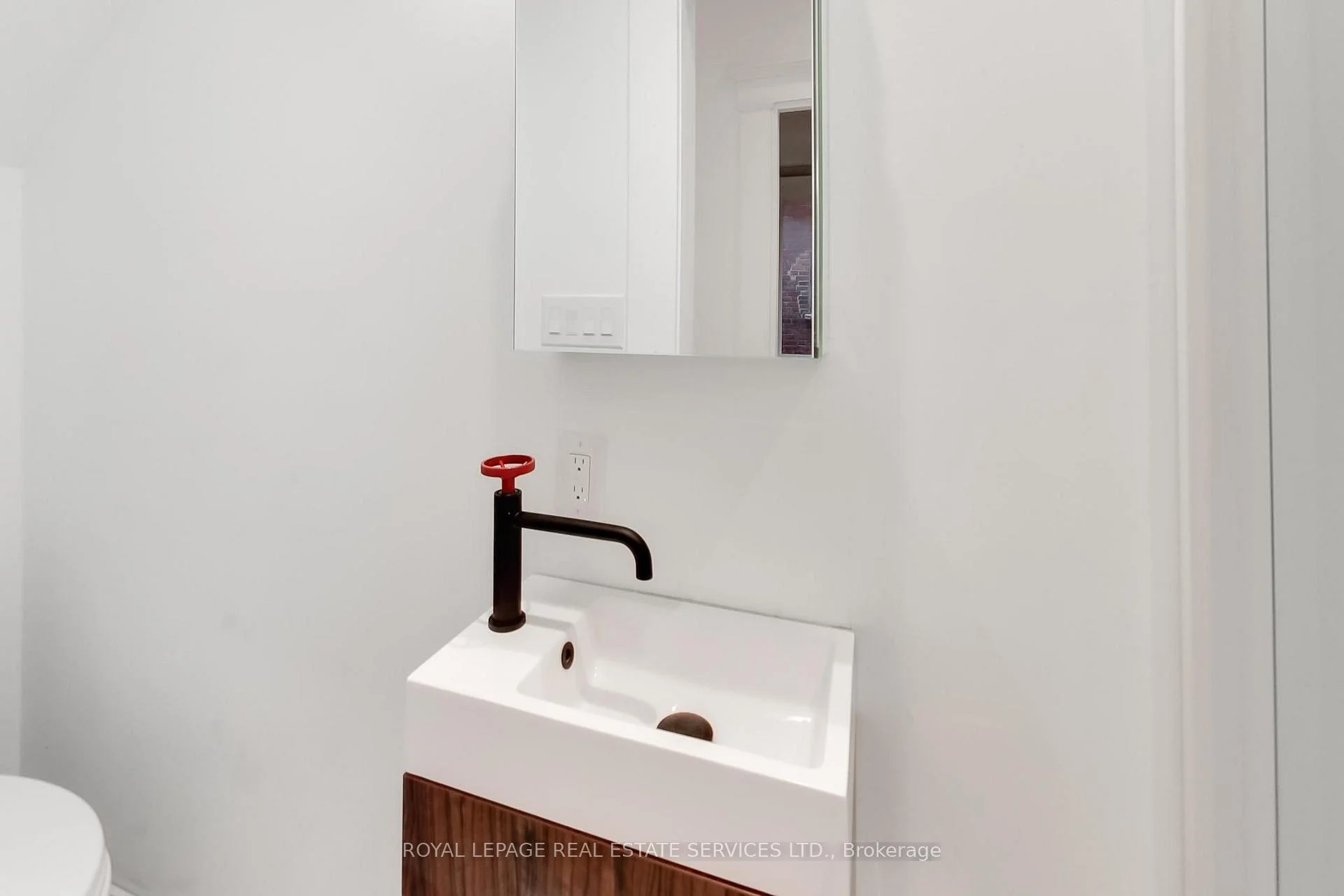 Photo 23 of Unit Upper, 218 Montrose Avenue, Toronto, Palmerston-Little Italy — HOMEH