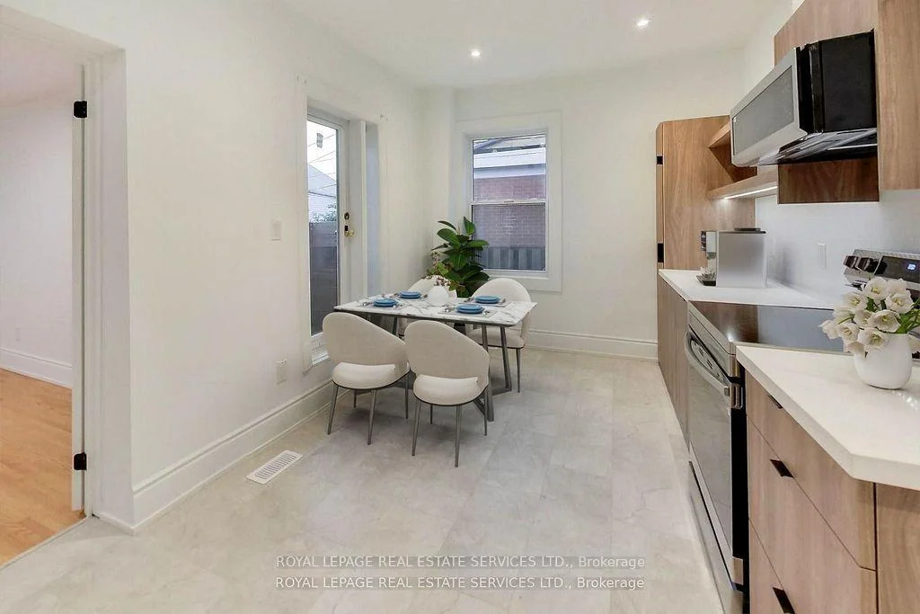 Photo 26 of Unit Upper, 218 Montrose Avenue, Toronto, Palmerston-Little Italy — HOMEH