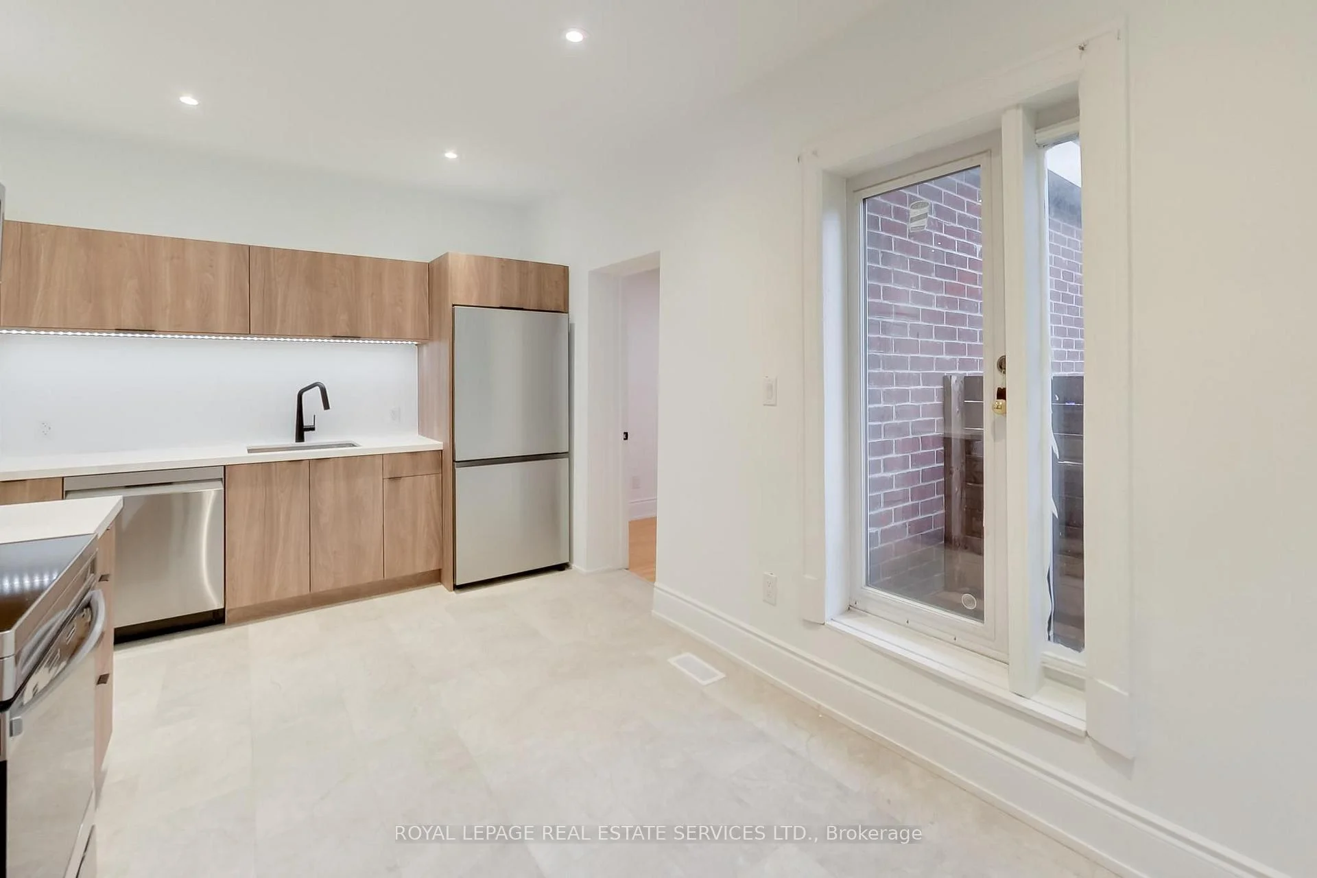 Photo 32 of Unit Upper, 218 Montrose Avenue, Toronto, Palmerston-Little Italy — HOMEH