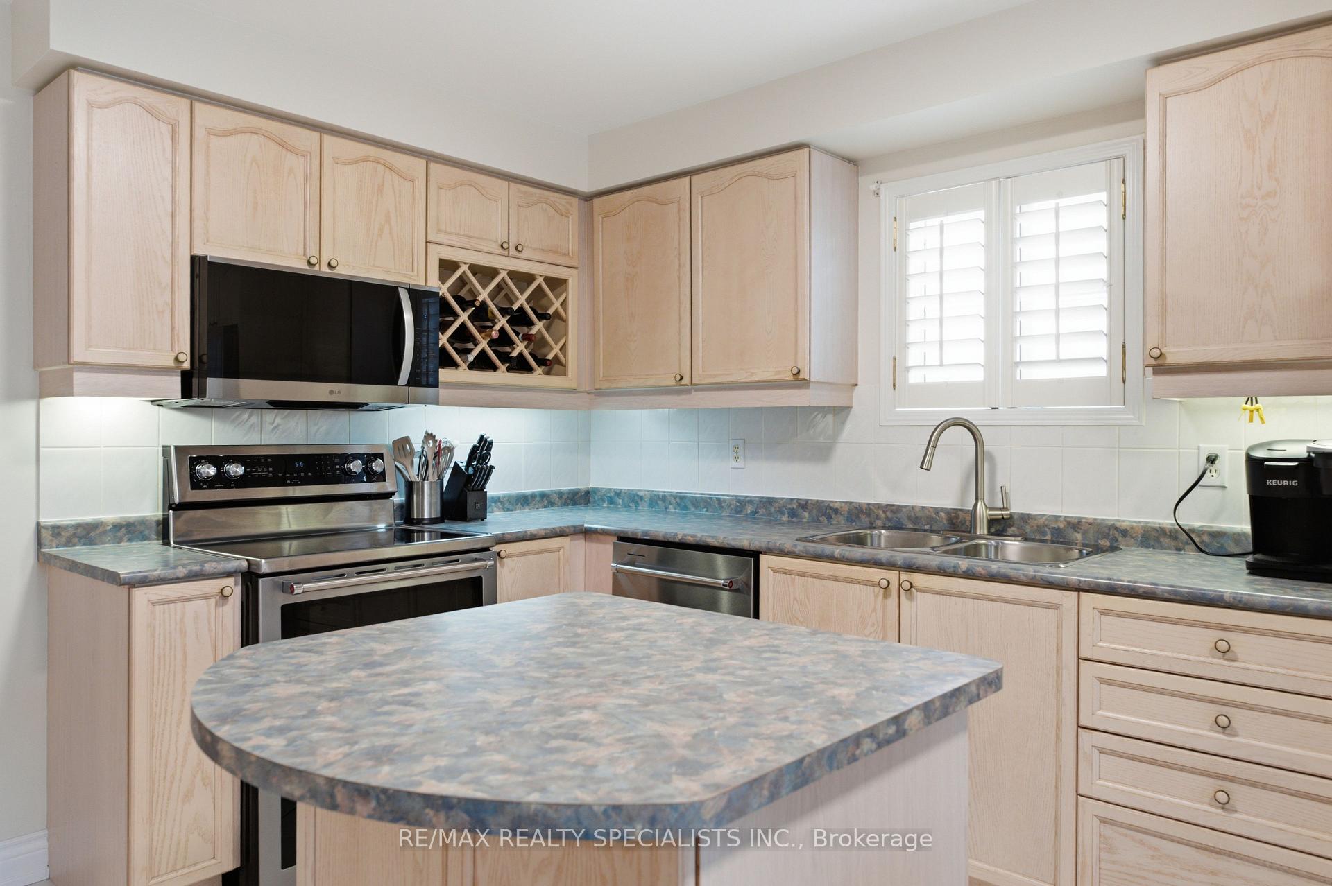 Photo 8 of 192 Van Scott Drive, Brampton, Northwest Sandalwood Parkway — HOMEH