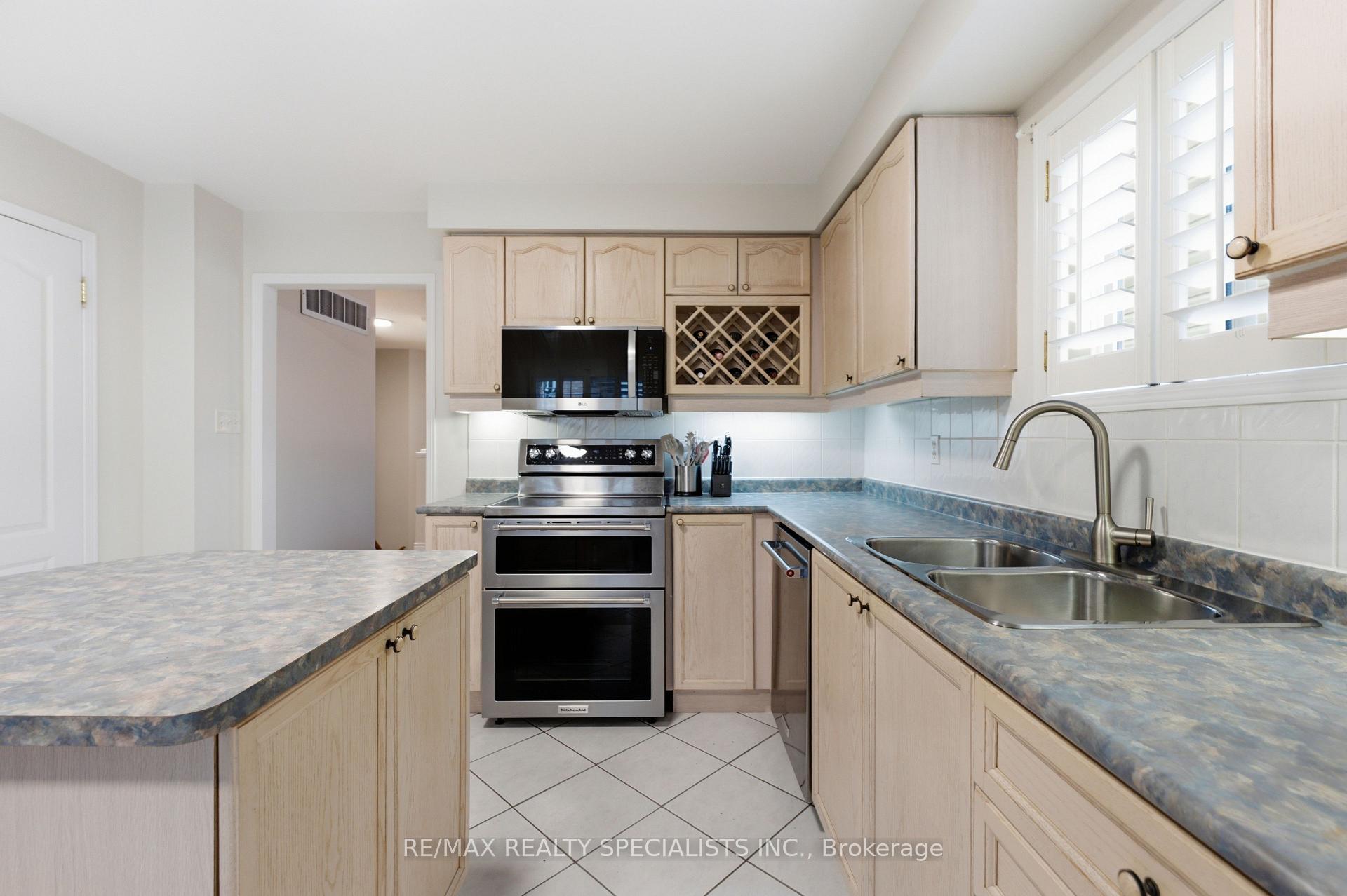 Photo 11 of 192 Van Scott Drive, Brampton, Northwest Sandalwood Parkway — HOMEH