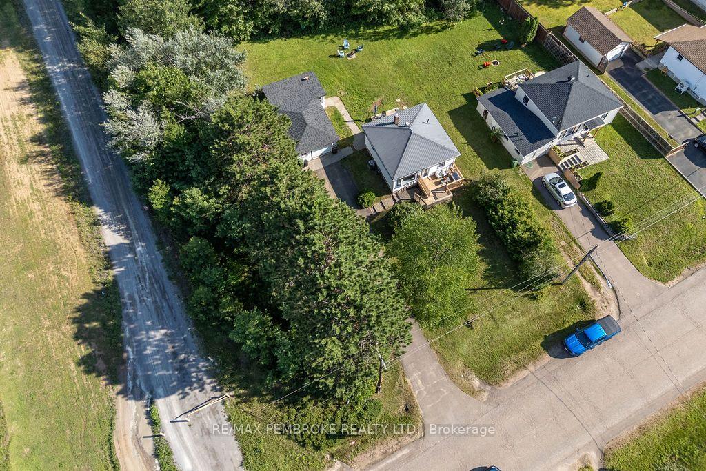 Photo 2 of 1 New Street, Petawawa, Petawawa — HOMEH