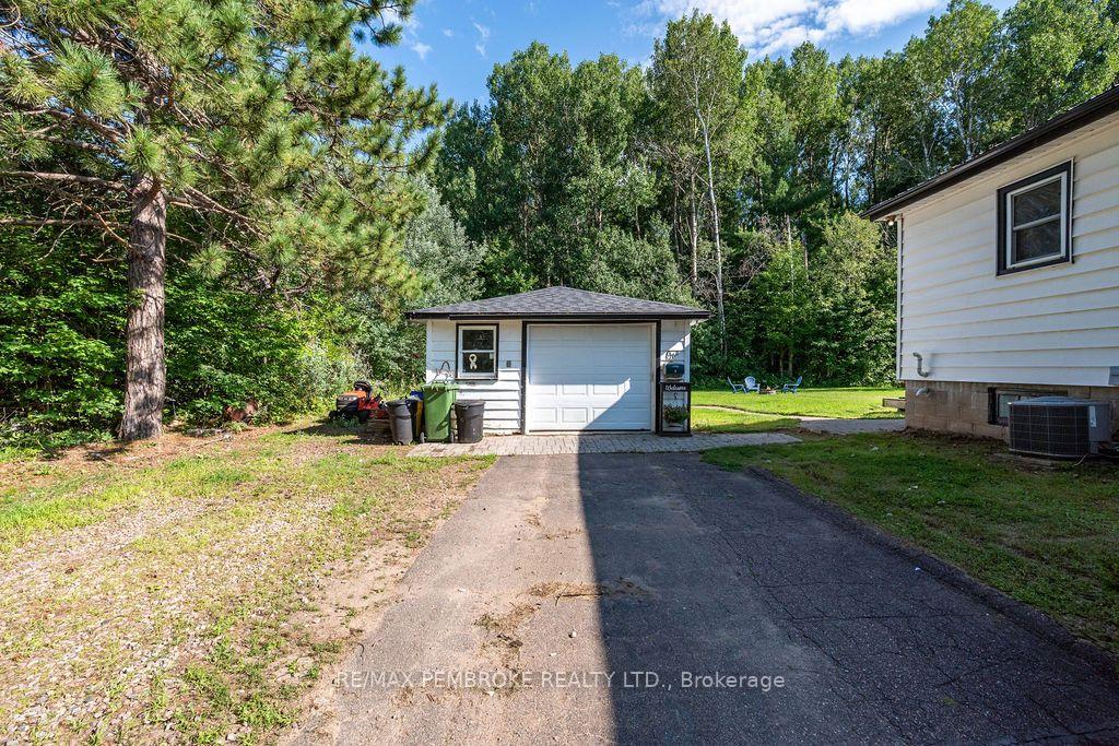 Photo 3 of 1 New Street, Petawawa, Petawawa — HOMEH