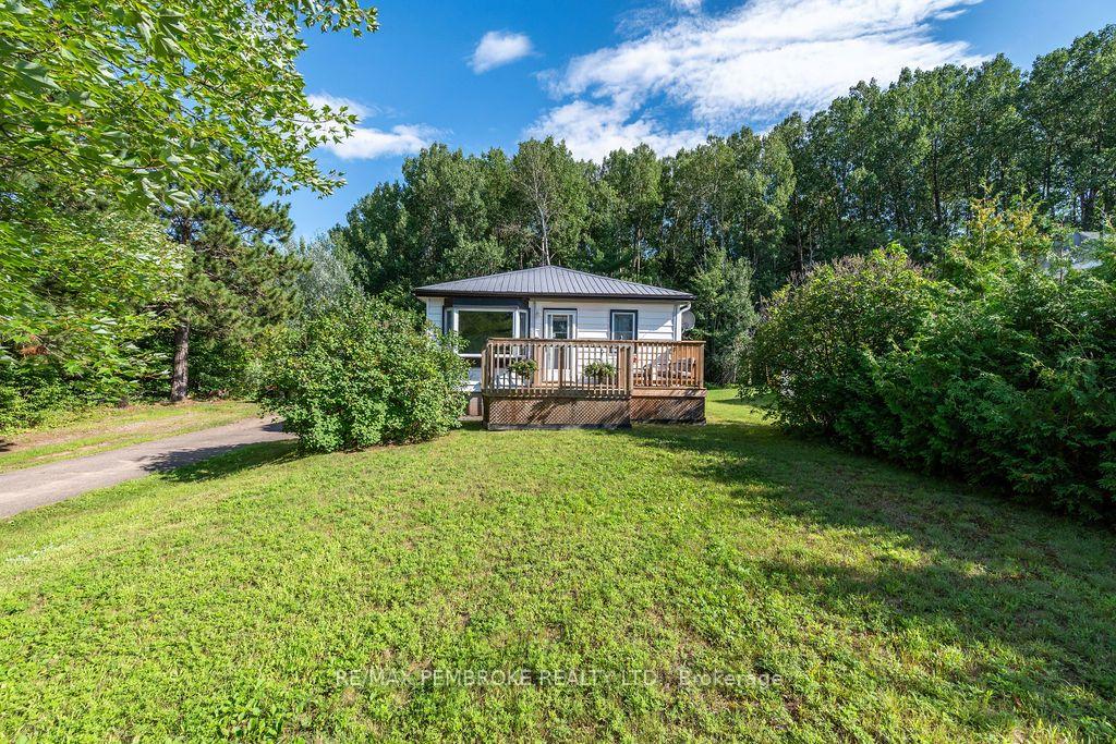 Photo 4 of 1 New Street, Petawawa, Petawawa — HOMEH