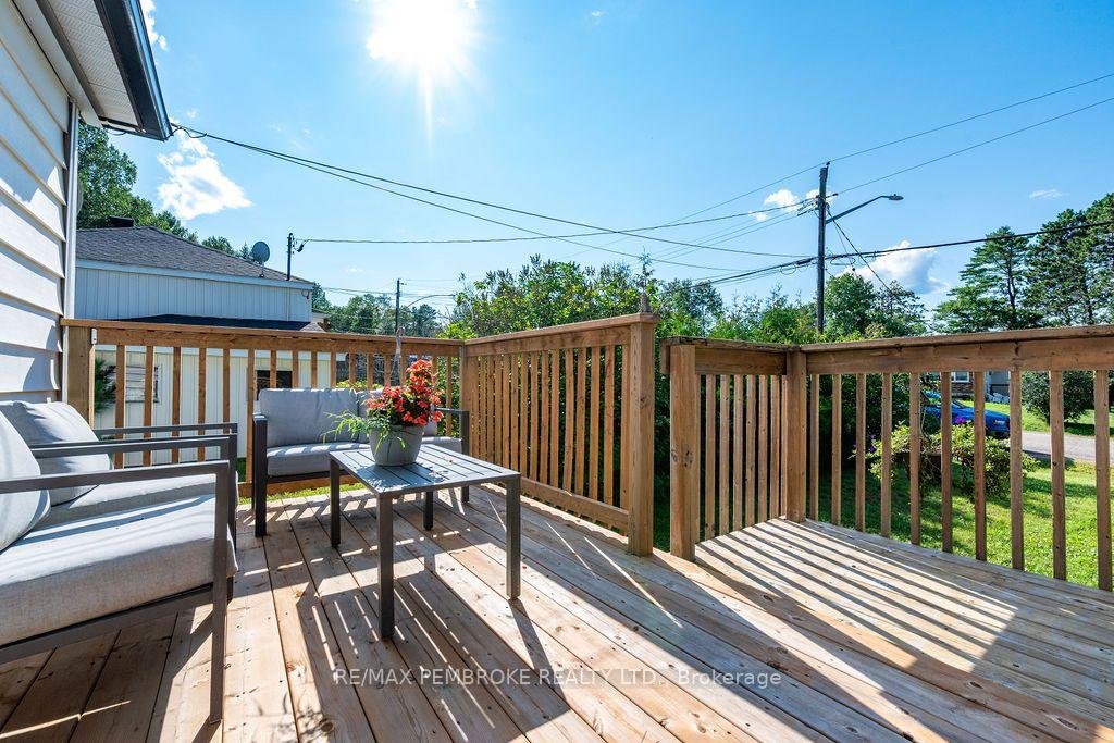 Photo 17 of 1 New Street, Petawawa, Petawawa — HOMEH