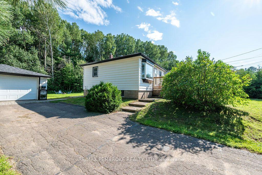 Photo 35 of 1 New Street, Petawawa, Petawawa — HOMEH